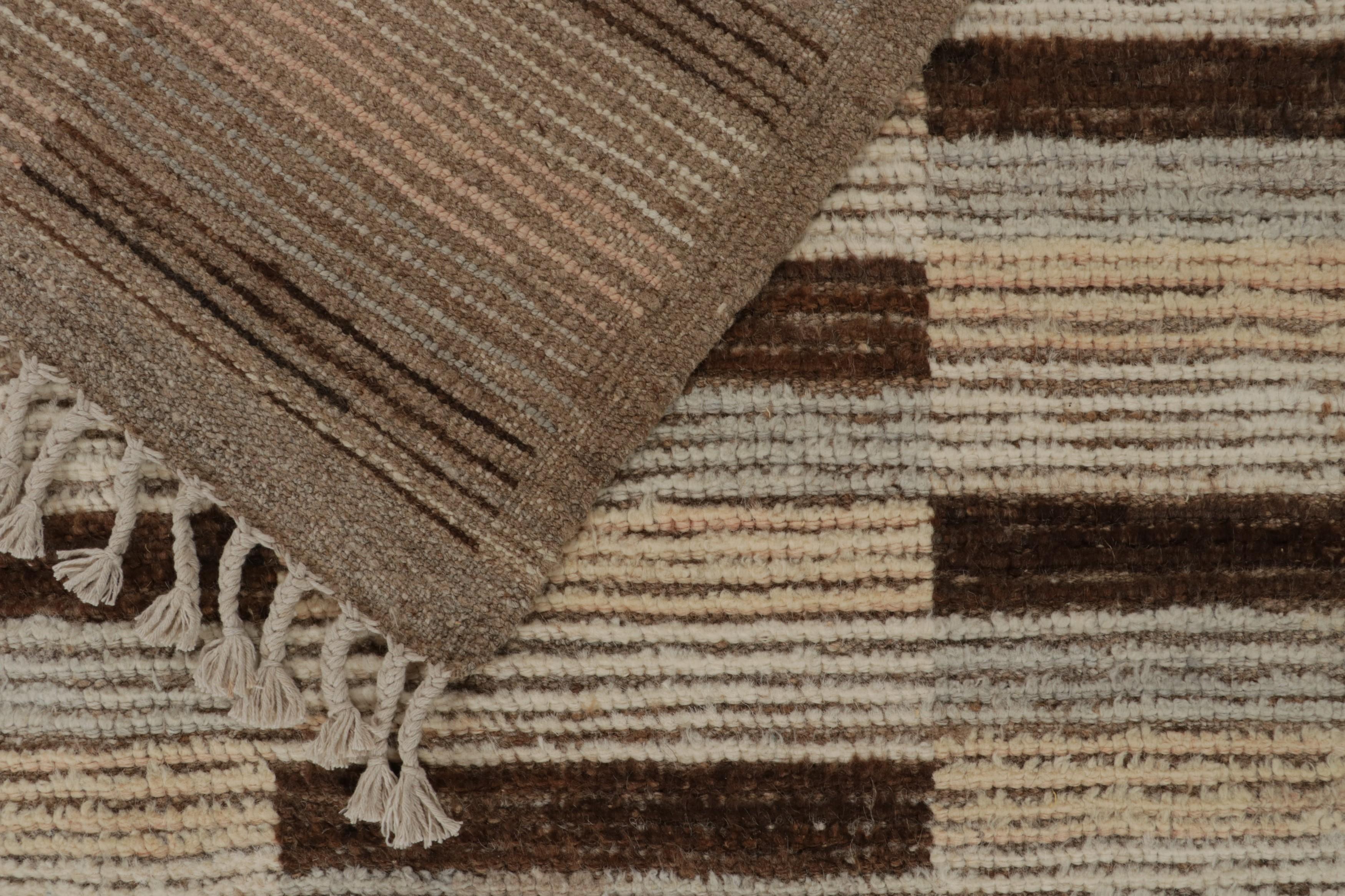 XXIe siècle et contemporain Rug & Kilim's Modern Rug with Beige-brown Geometric Patterns (tapis moderne à motifs géométriques beige-brun) en vente