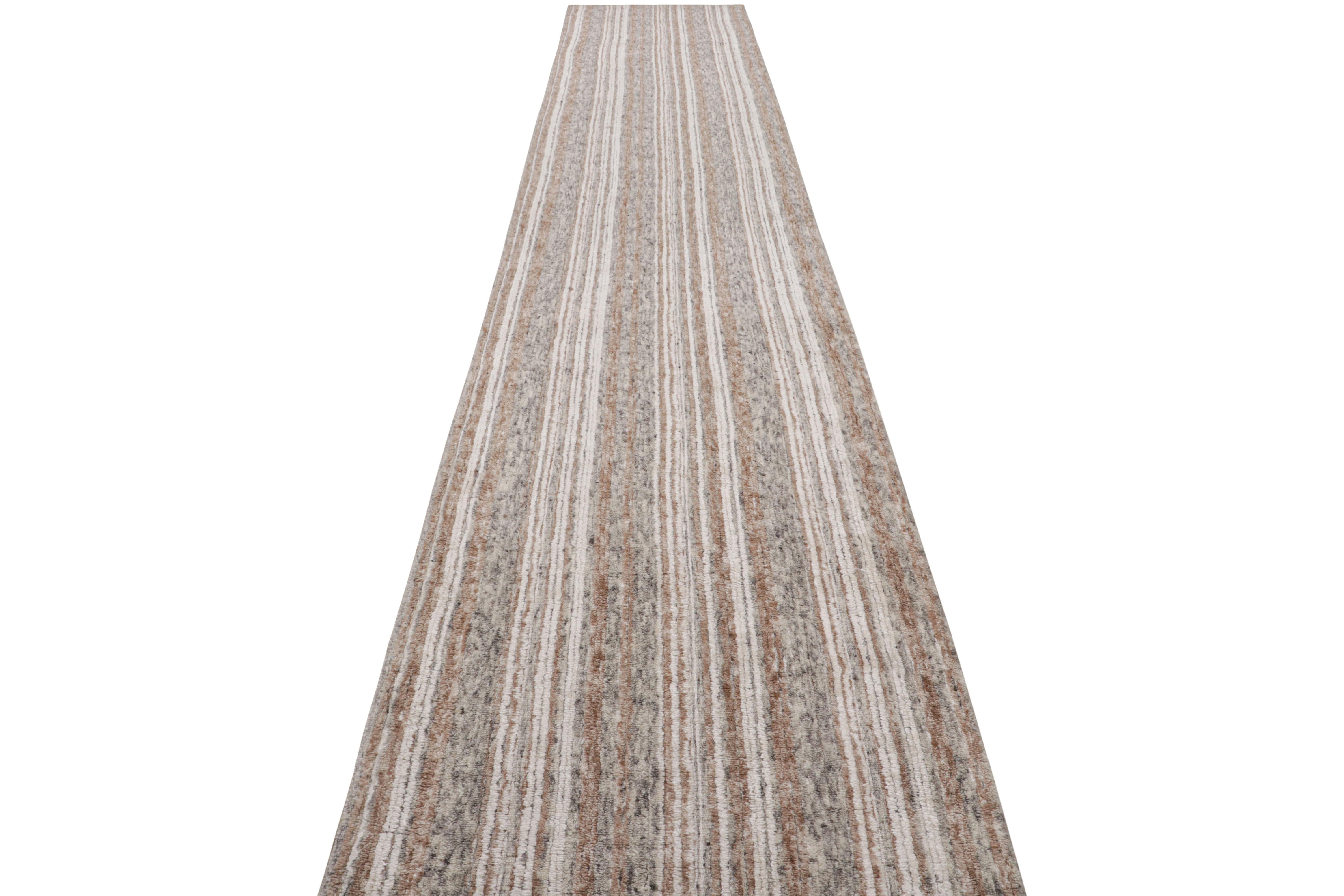 Ein Teppich 4x21 aus Wolle und Kunstseide aus der Light on Loom Linie der Textural Collection'S von Rug & Kilim. Diese Collection'S ist vollständig individualisierbar und eignet sich ideal für Projekte mit Größenanpassung - sie lässt sich leicht auf