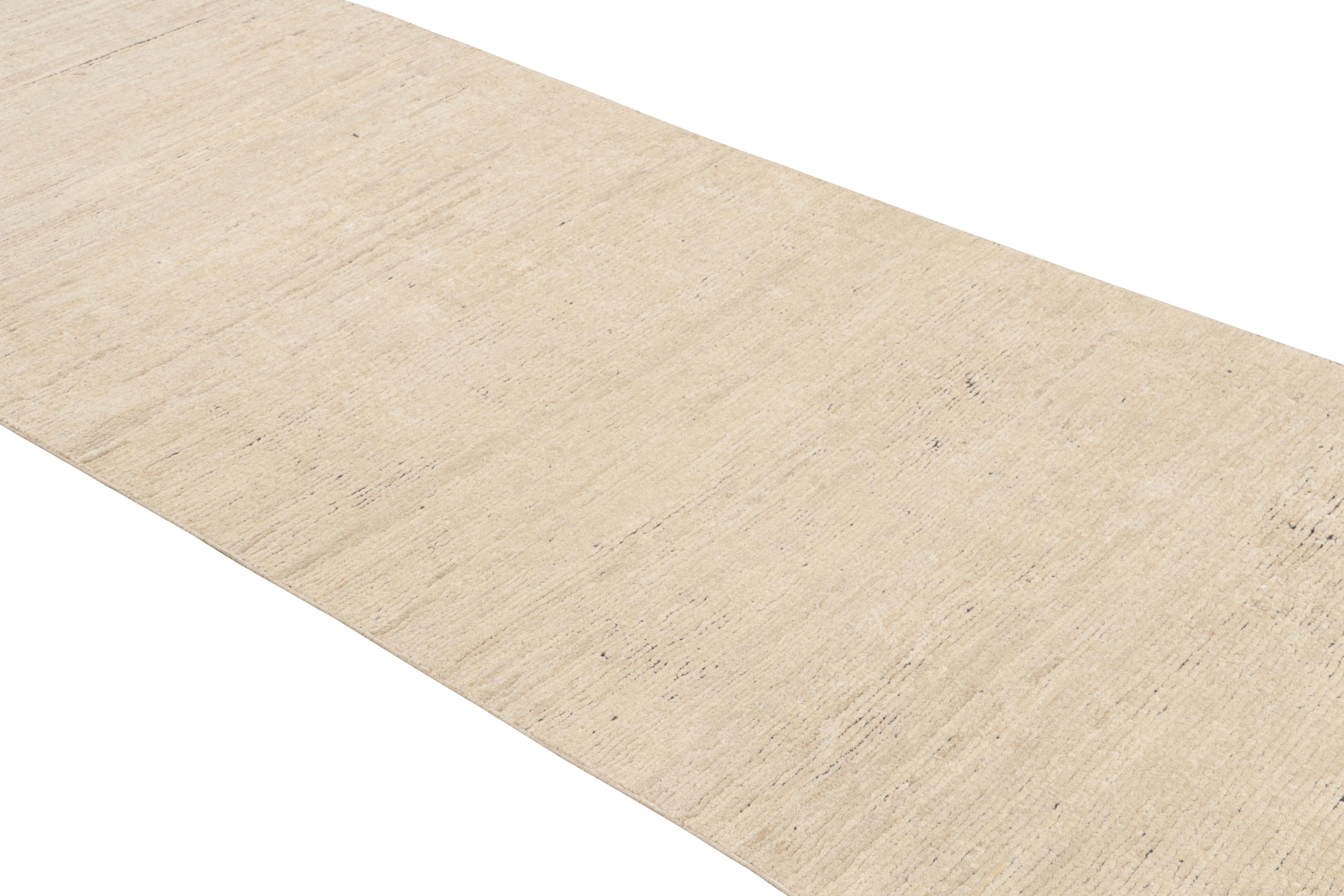Annodato a mano in lana e seta, questo tappeto contemporaneo semplice 4x22 in beige è un'aggiunta alla linea Texture of Color della collezione Rug & Kilim. 

Sul design: 

La collezione offre una rivisitazione inventiva dei tappeti a tinta unita e