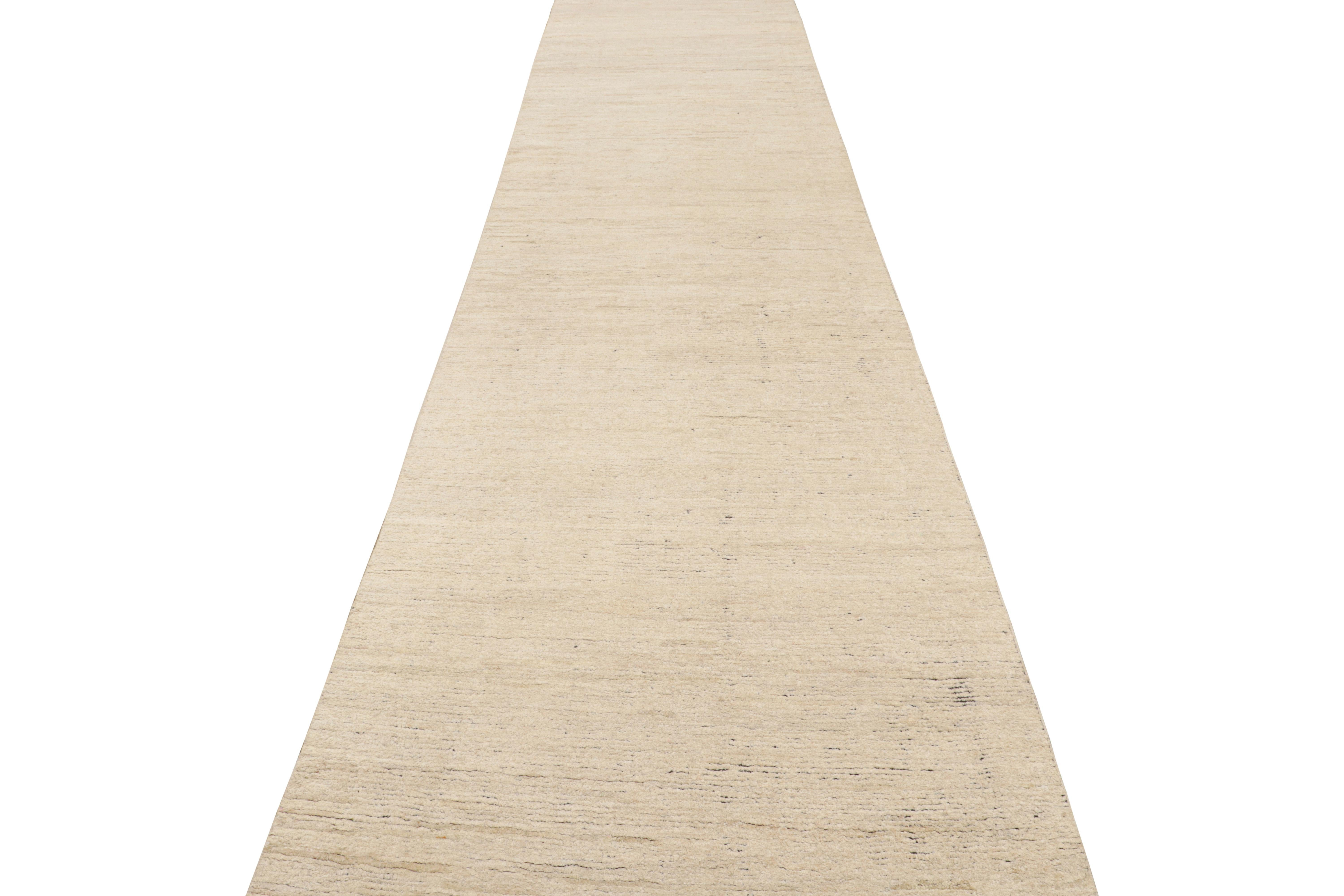 Indiano Tappeto moderno Rug & Kilim a strisce beige/marrone, bianche e grigie in vendita