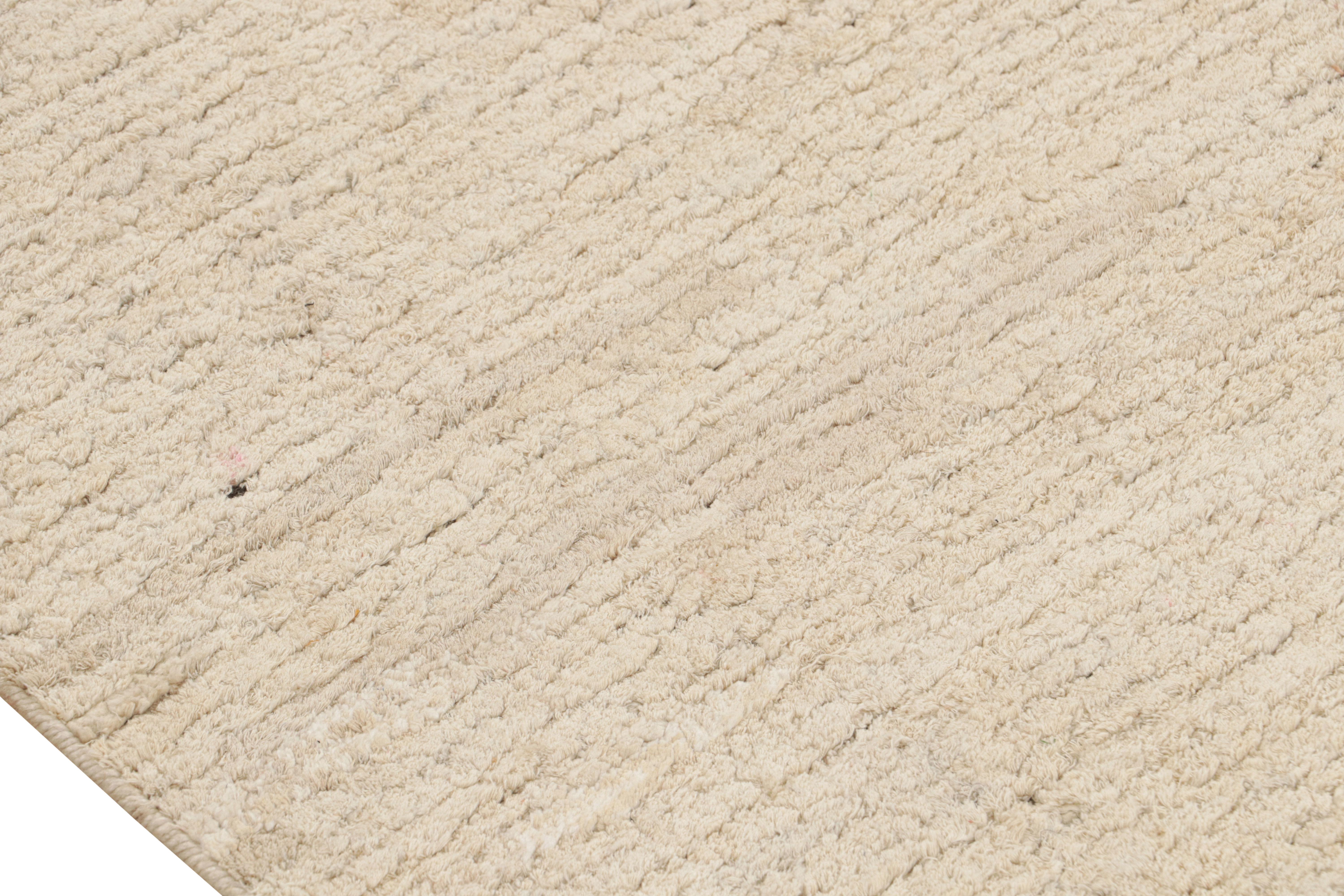 Annodato a mano Tappeto moderno Rug & Kilim a strisce beige/marrone, bianche e grigie in vendita