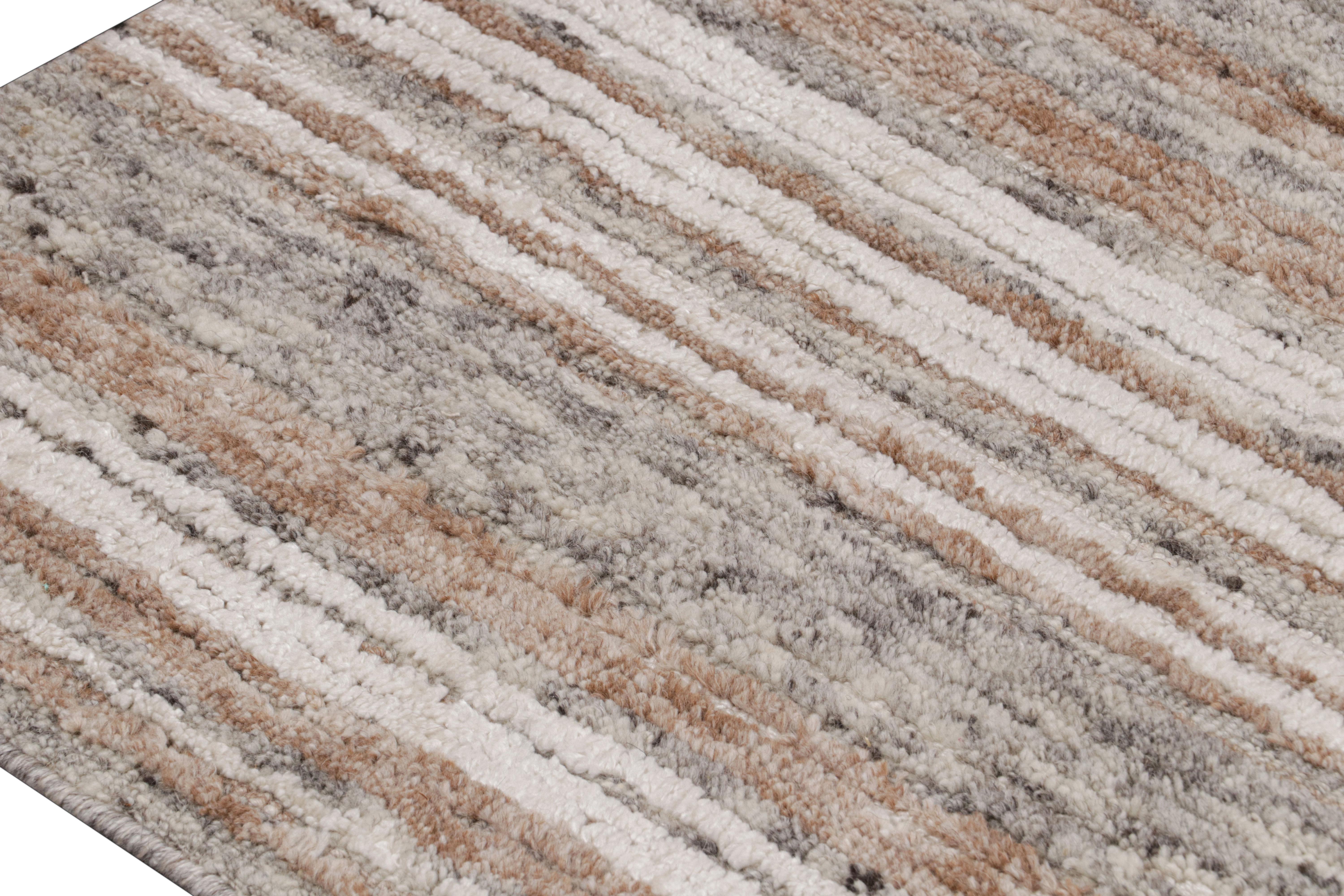 Noué à la main Rug & Kilim's Modern Rug with Beige/Brown, White and Gray Stripes (Tapis moderne à rayures beige/brun, blanches et grises) en vente