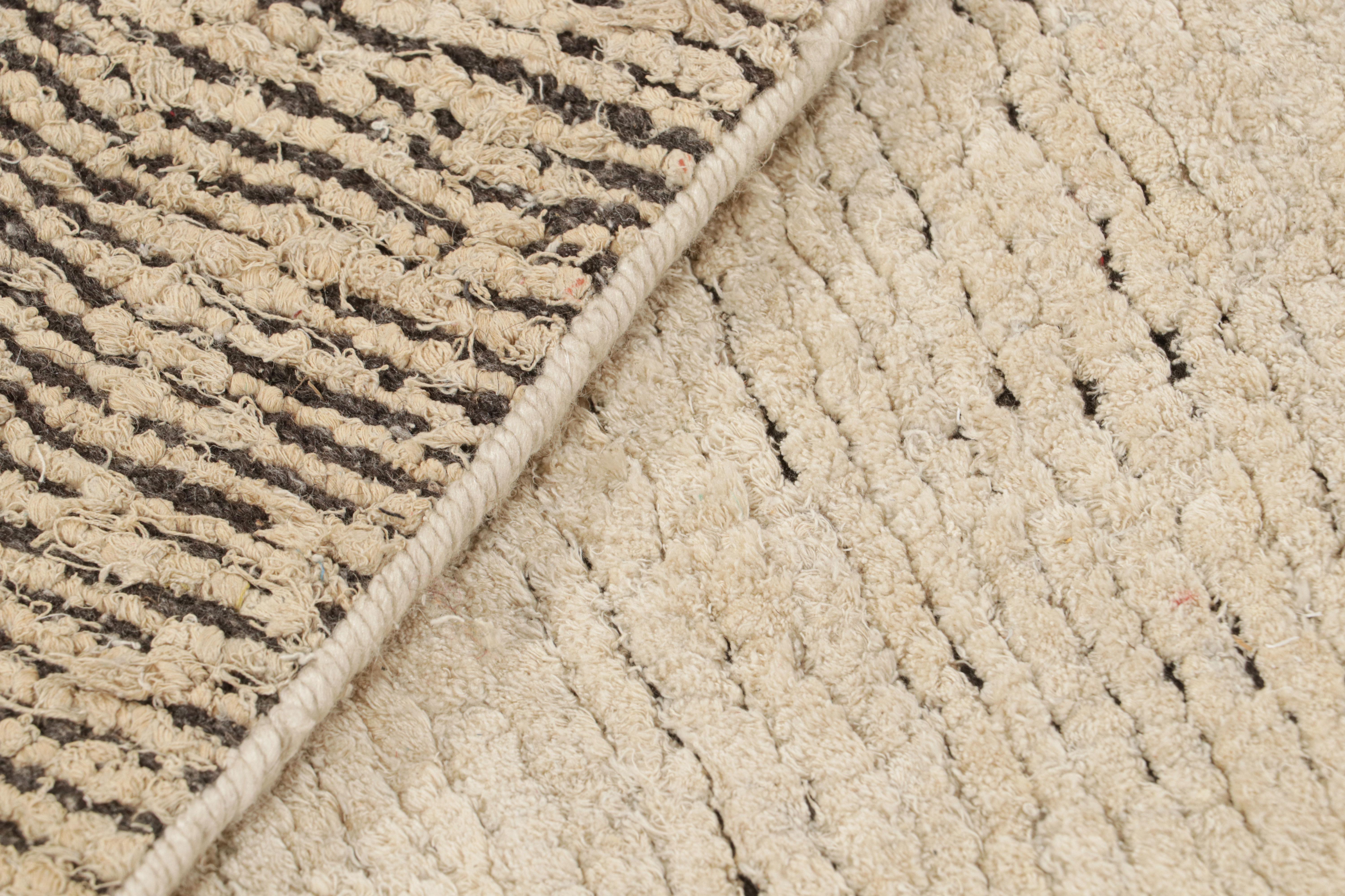 XXI secolo e contemporaneo Tappeto moderno Rug & Kilim a strisce beige/marrone, bianche e grigie in vendita