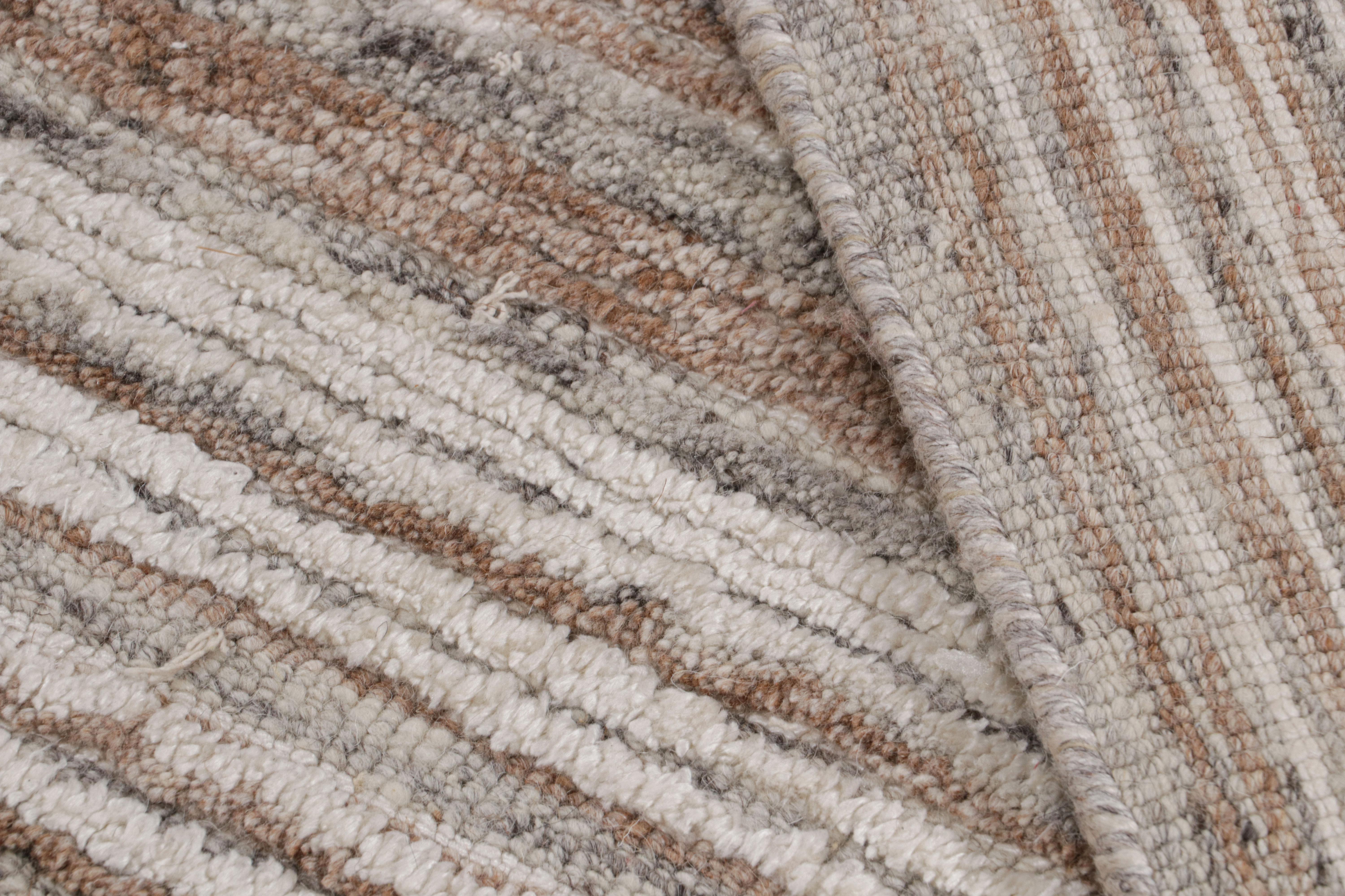 XXIe siècle et contemporain Rug & Kilim's Modern Rug with Beige/Brown, White and Gray Stripes (Tapis moderne à rayures beige/brun, blanches et grises) en vente