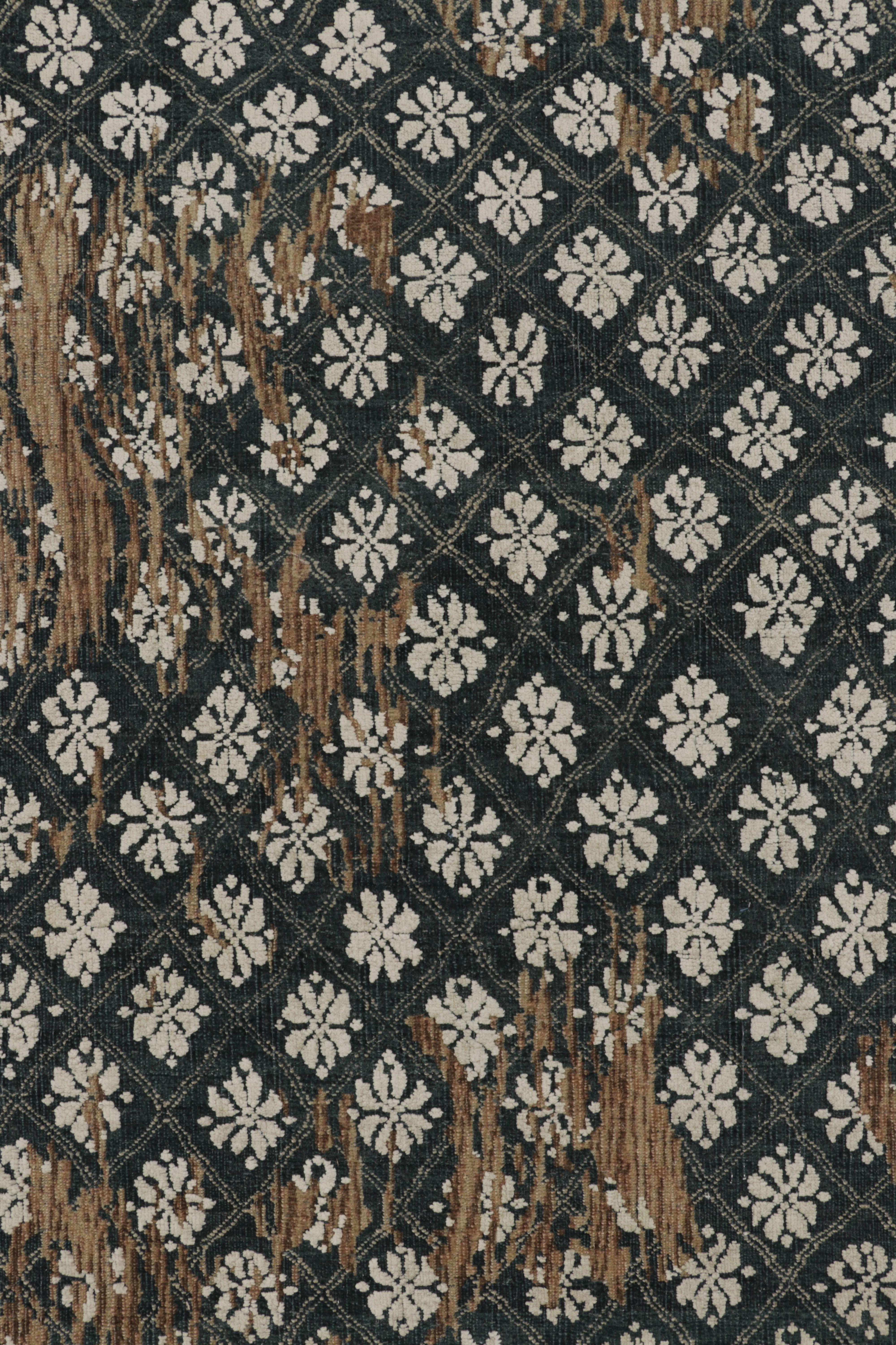 Moderno Rug & Kilim è un tappeto moderno con un audace disegno floreale astratto a strati in blu profondo. in vendita