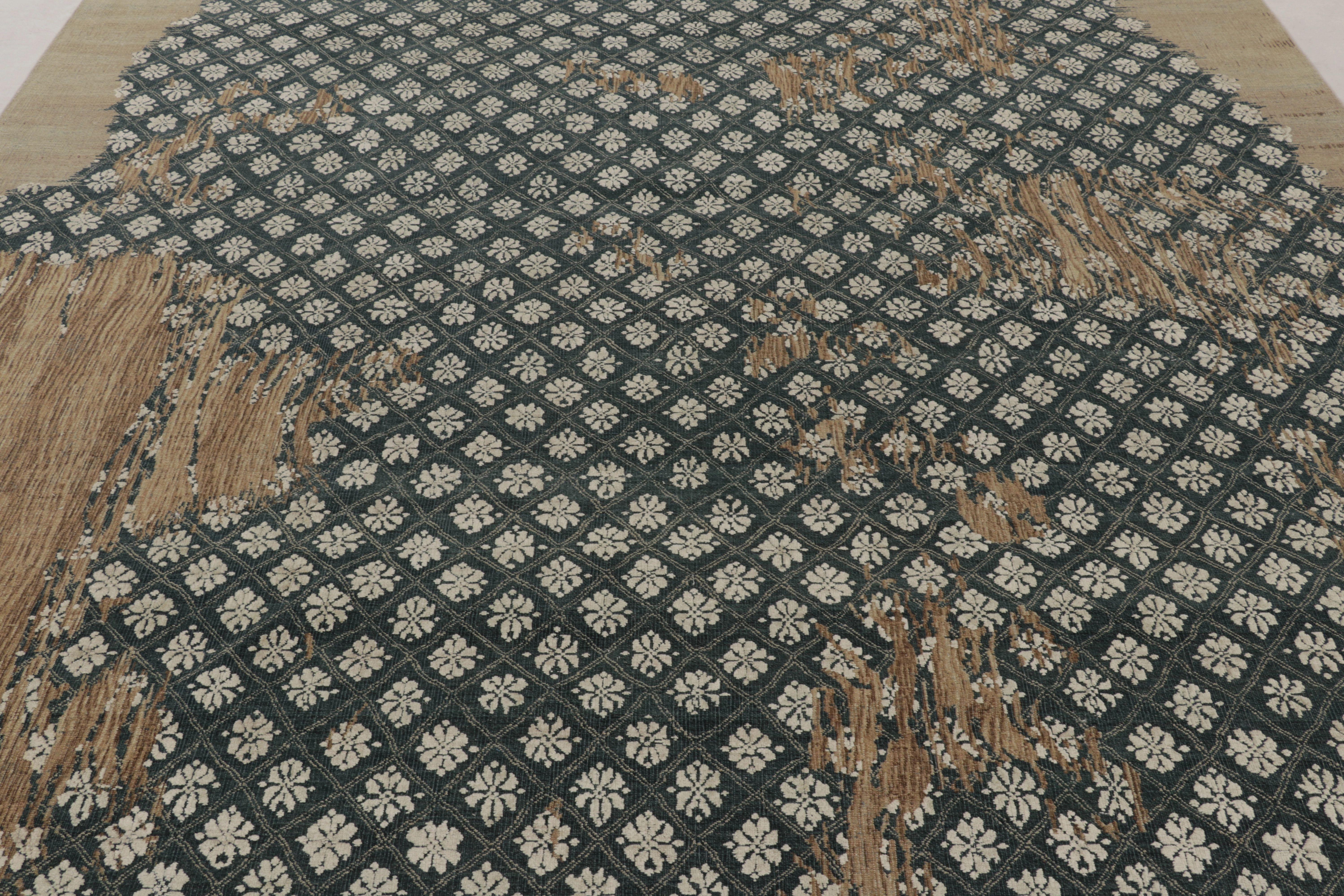 Indiano Rug & Kilim è un tappeto moderno con un audace disegno floreale astratto a strati in blu profondo. in vendita