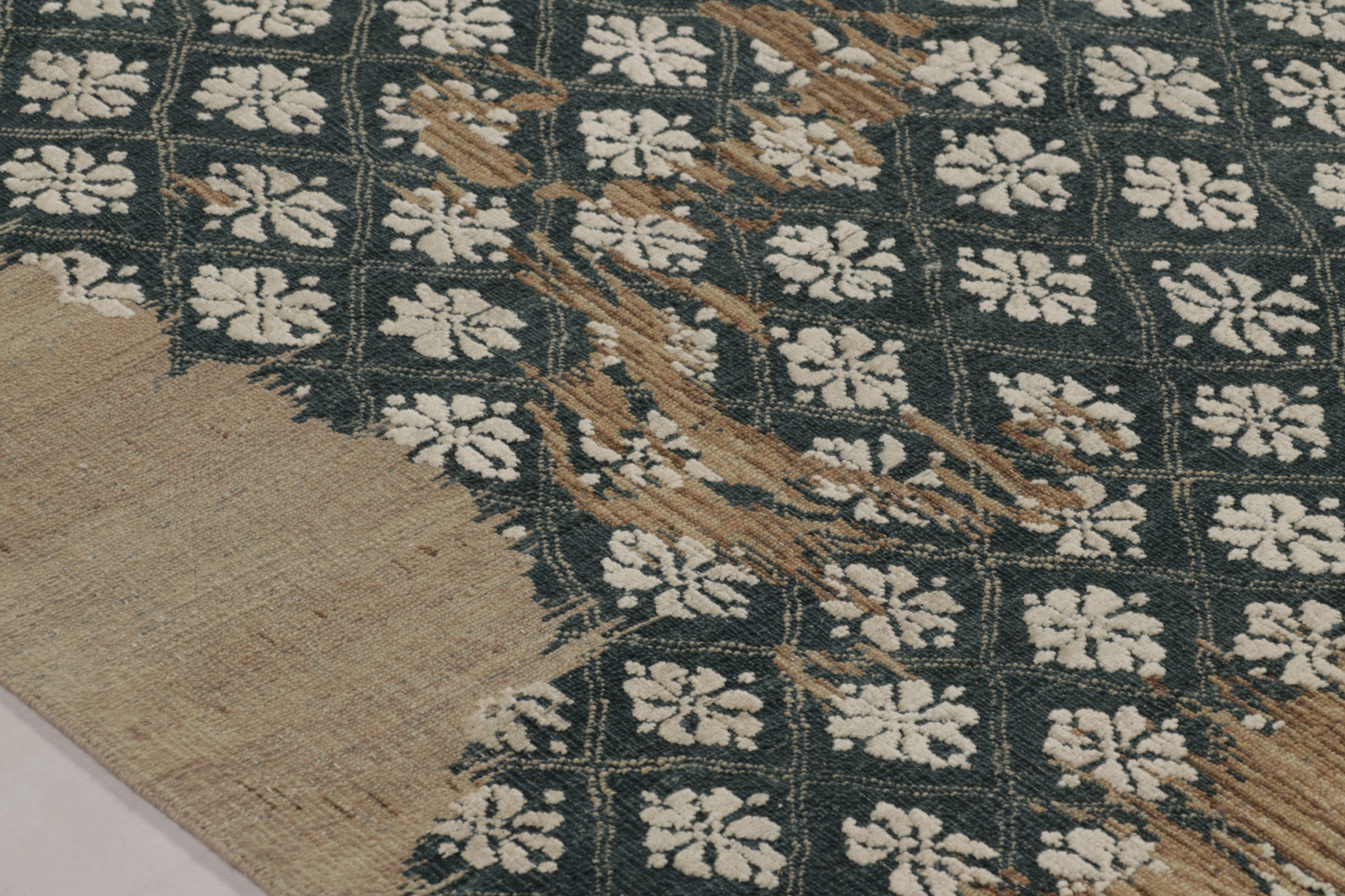 Annodato a mano Rug & Kilim è un tappeto moderno con un audace disegno floreale astratto a strati in blu profondo. in vendita