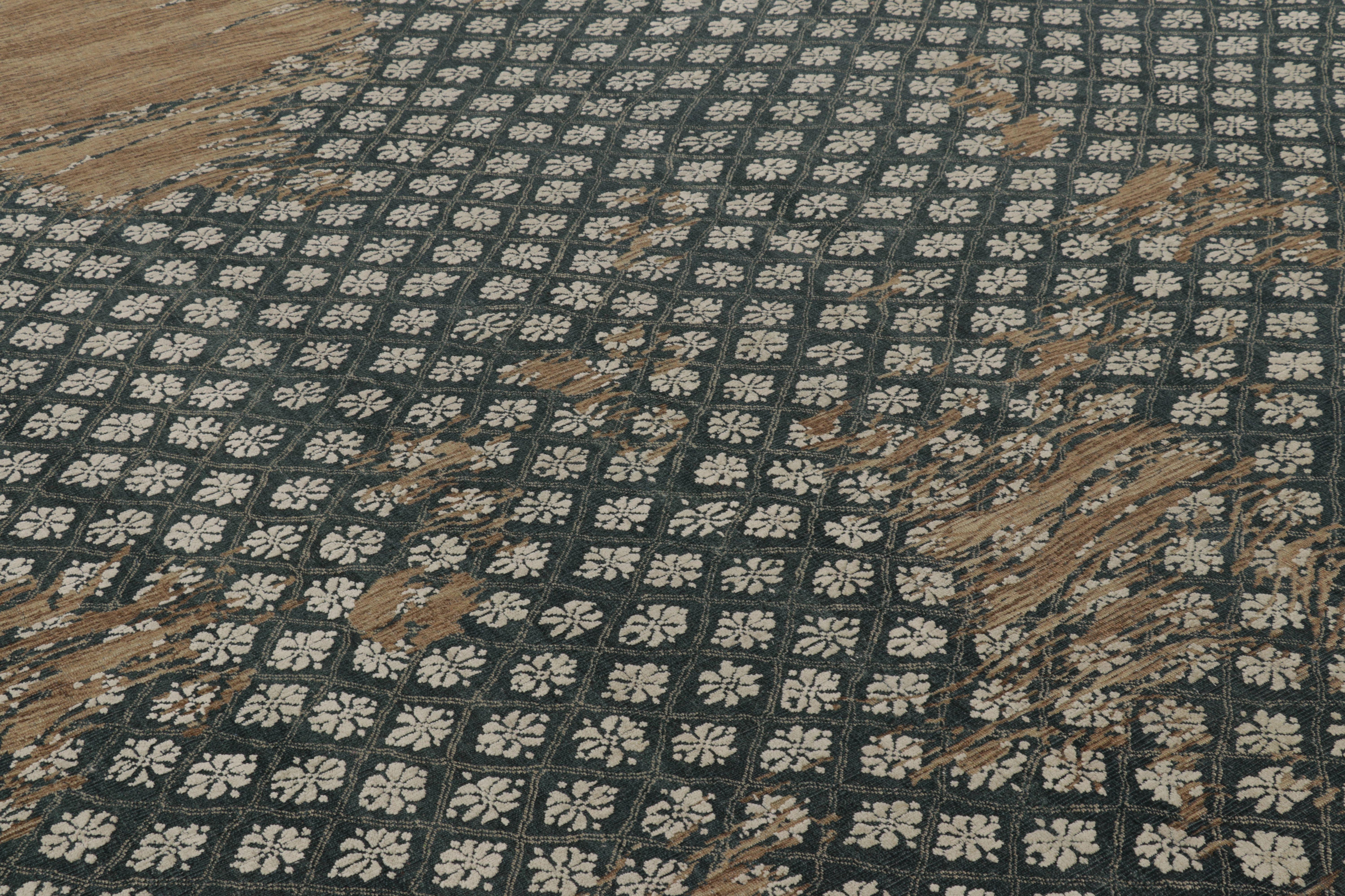 Rug & Kilim è un tappeto moderno con un audace disegno floreale astratto a strati in blu profondo. In condizioni Nuovo in vendita a Long Island City, NY