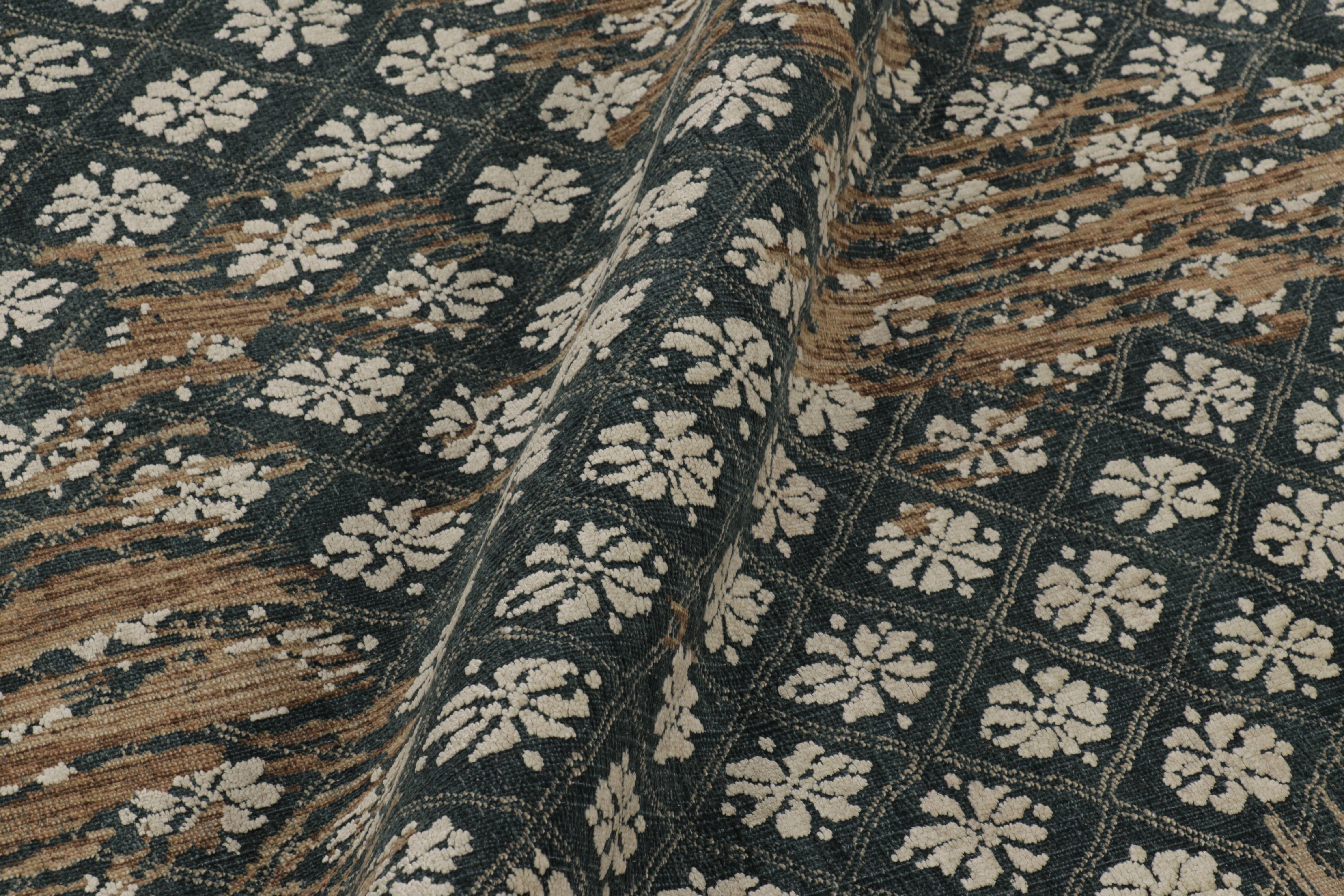 XXI secolo e contemporaneo Rug & Kilim è un tappeto moderno con un audace disegno floreale astratto a strati in blu profondo. in vendita