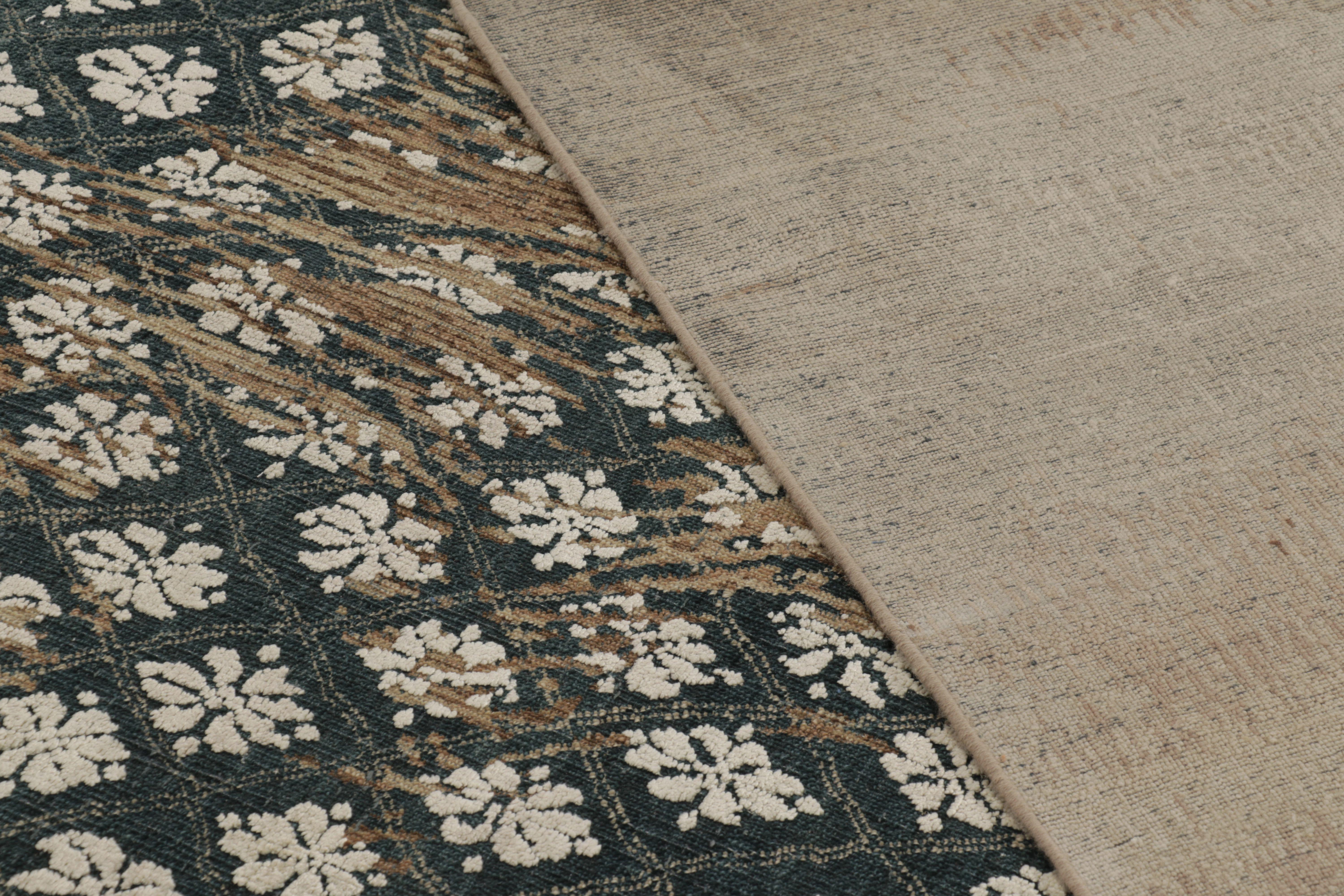 Lana Rug & Kilim è un tappeto moderno con un audace disegno floreale astratto a strati in blu profondo. in vendita