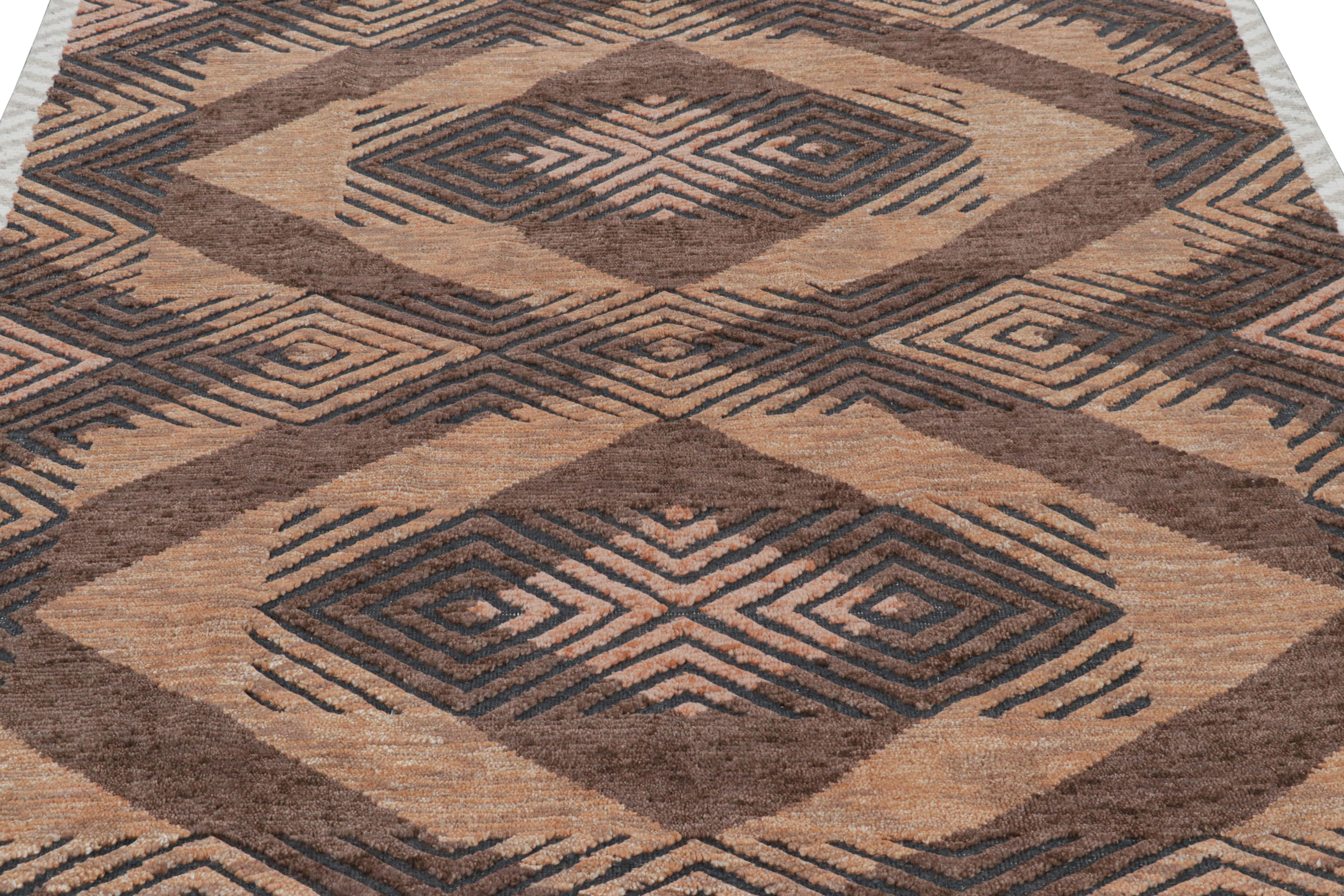 Noué à la main dans un mélange de laine et de soie d'art lustrée, ce tapis moderne 6x8 est un nouvel ajout audacieux à la Collectional de Rug & Kilim.  

Sur le Design : 

Ce motif est une nouvelle exploration audacieuse de la dimensionnalité et de