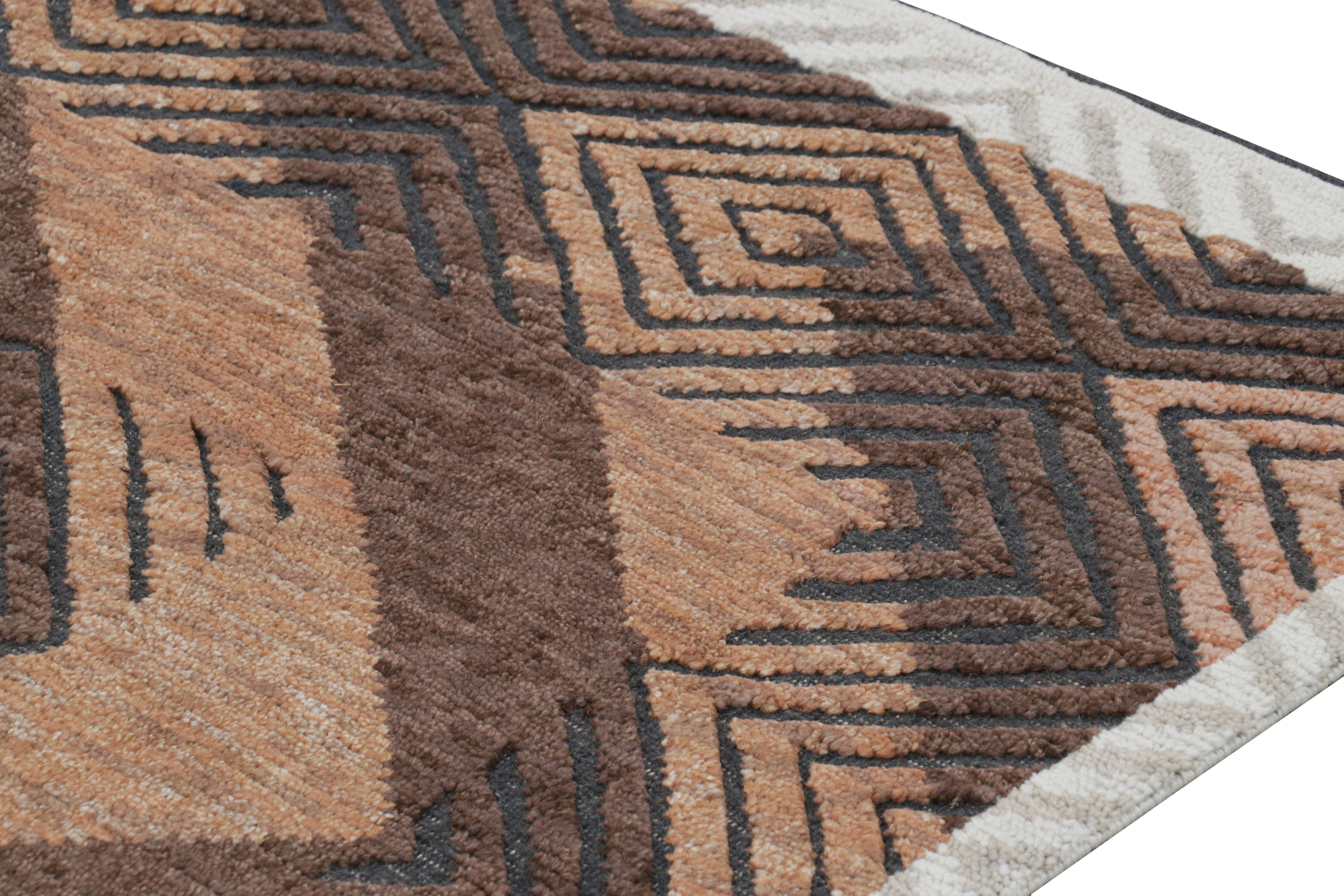 Moderne Rug & Kilim's Modern Rug with Brown Geometric Patterns in High-Low Texture (tapis moderne à motifs géométriques bruns) en vente