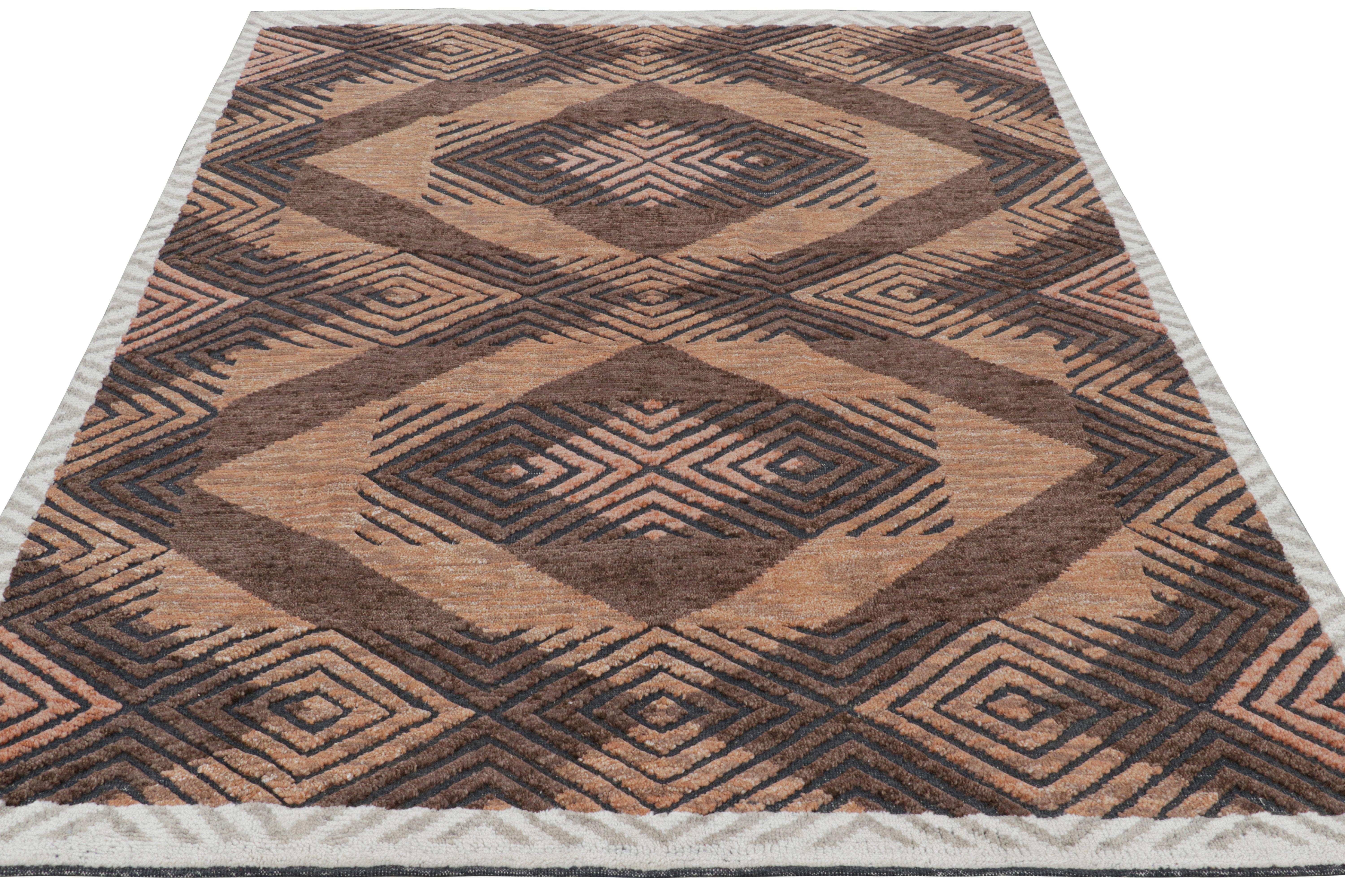Indien Rug & Kilim's Modern Rug with Brown Geometric Patterns in High-Low Texture (tapis moderne à motifs géométriques bruns) en vente
