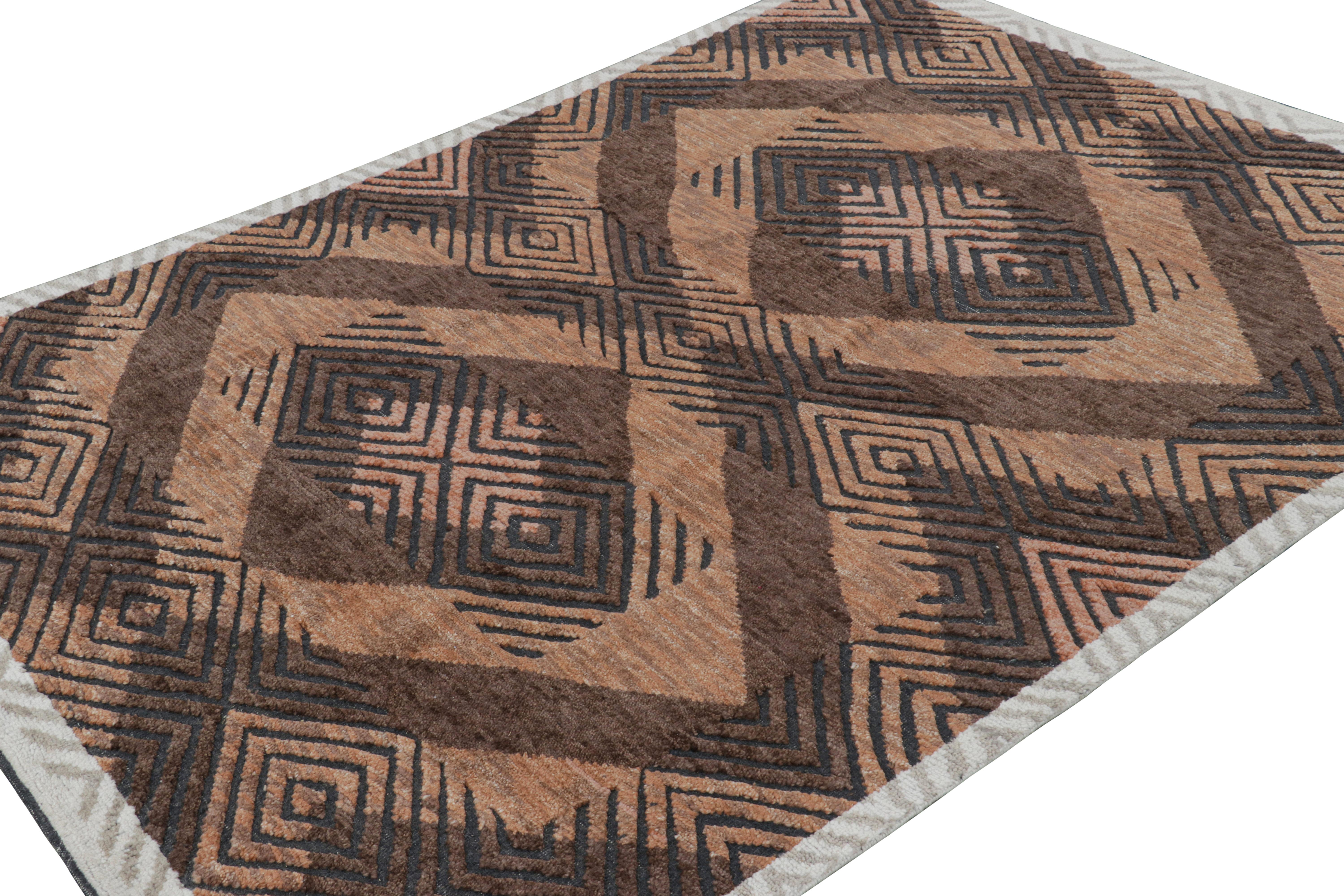 Noué à la main Rug & Kilim's Modern Rug with Brown Geometric Patterns in High-Low Texture (tapis moderne à motifs géométriques bruns) en vente