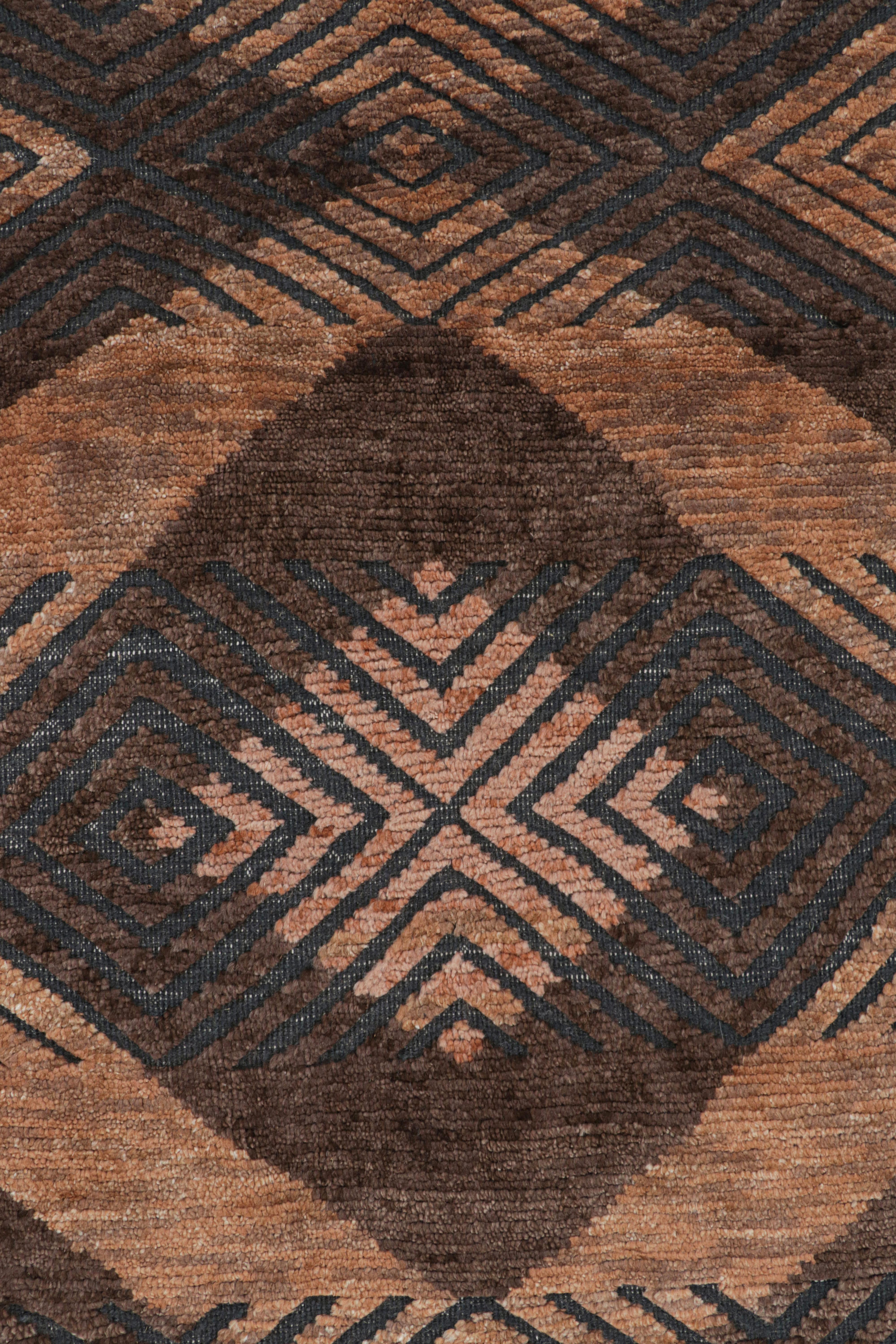 Rug & Kilim's Modern Rug with Brown Geometric Patterns in High-Low Texture (tapis moderne à motifs géométriques bruns) Neuf - En vente à Long Island City, NY