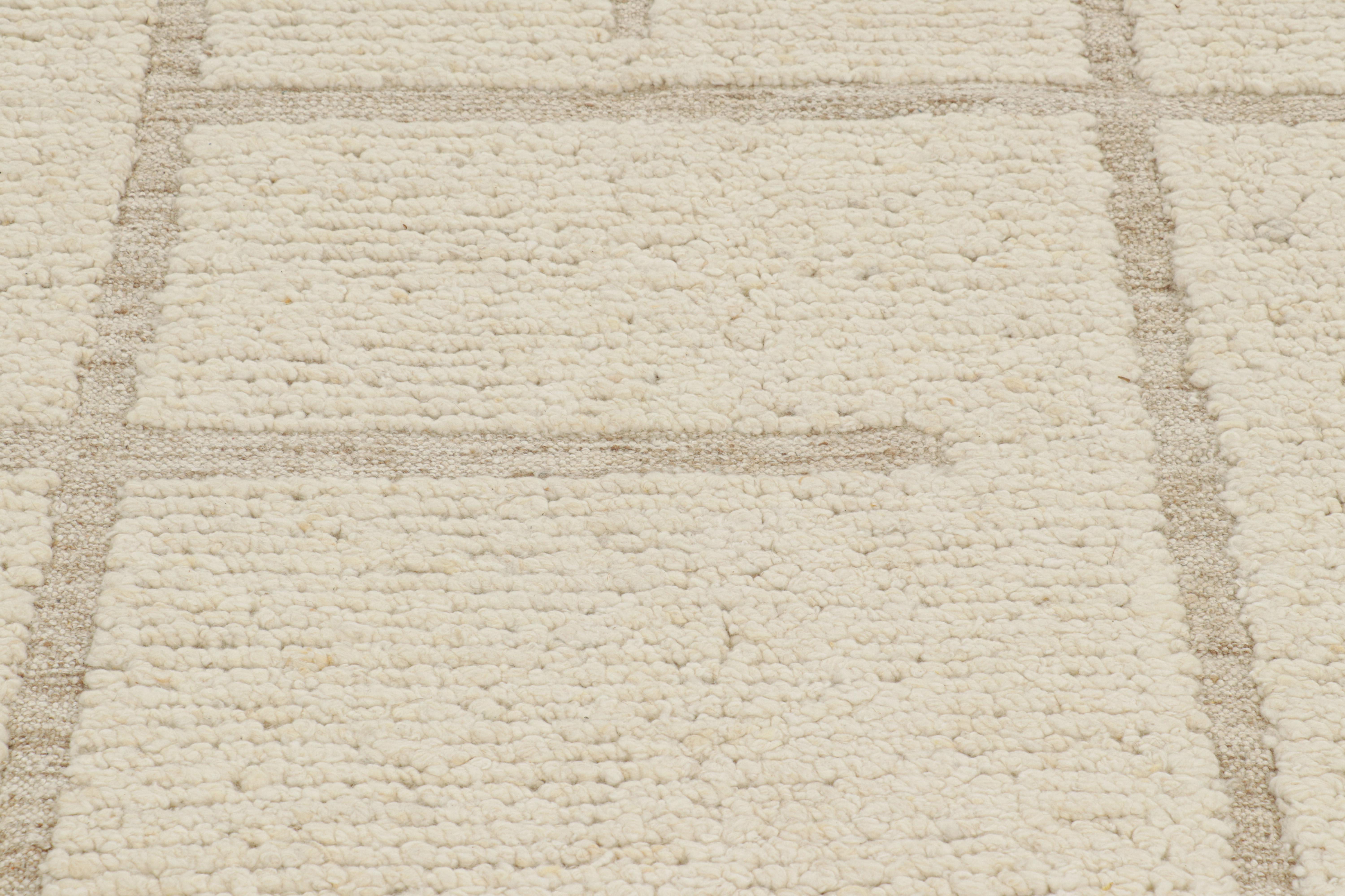 Noué à la main en laine, cet ouvrage 8x10 à la fois contemporain et texturé provenant de l'Inde présente des variations de couleur et une texture bouclée qui confèrent une fabuleuse dimension aux motifs géométriques dans des tons crémeux. 

Sur le
