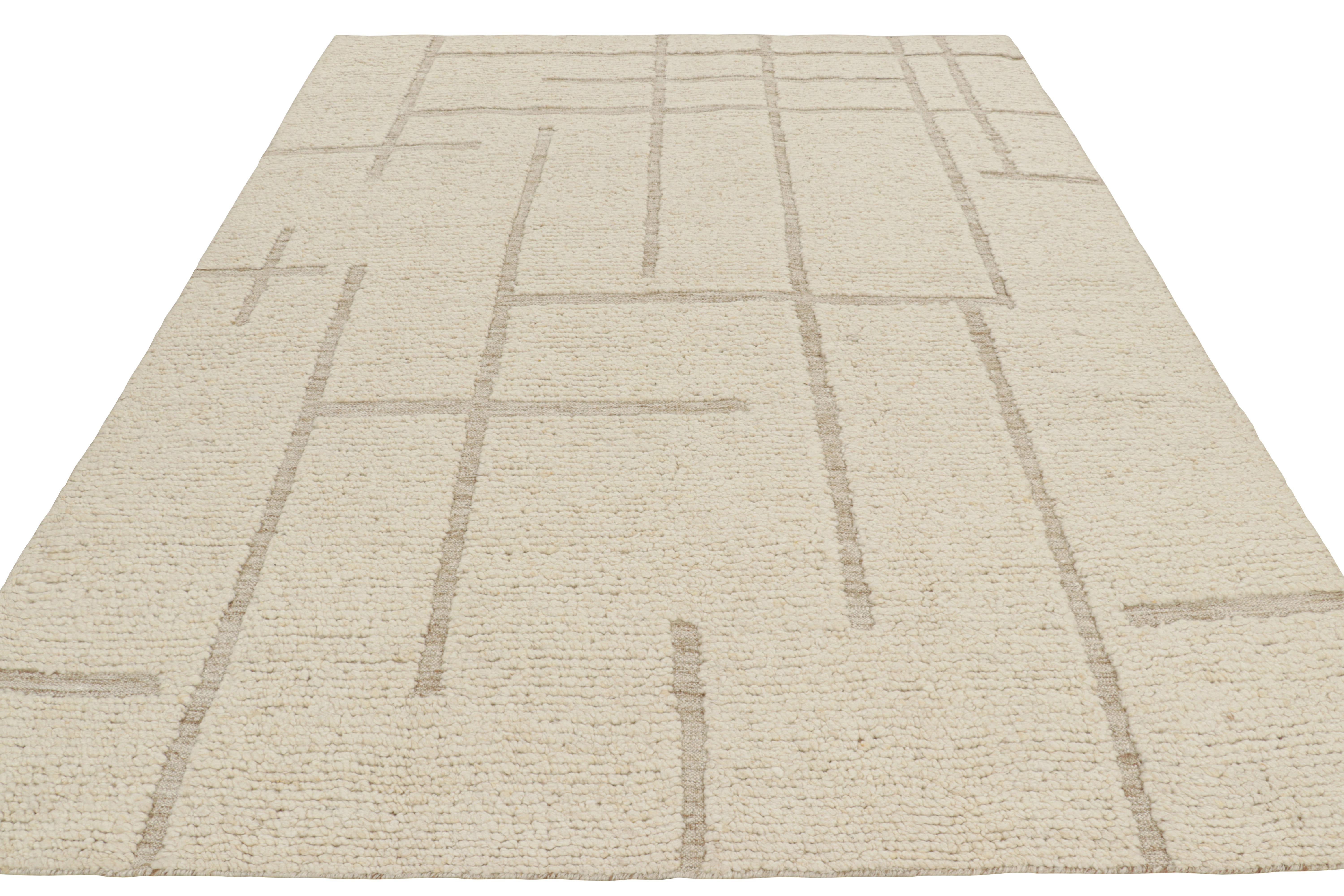 Noué à la main Tapis Modernity de Rug & Kilim avec motifs géométriques High-Low de couleur crème en vente