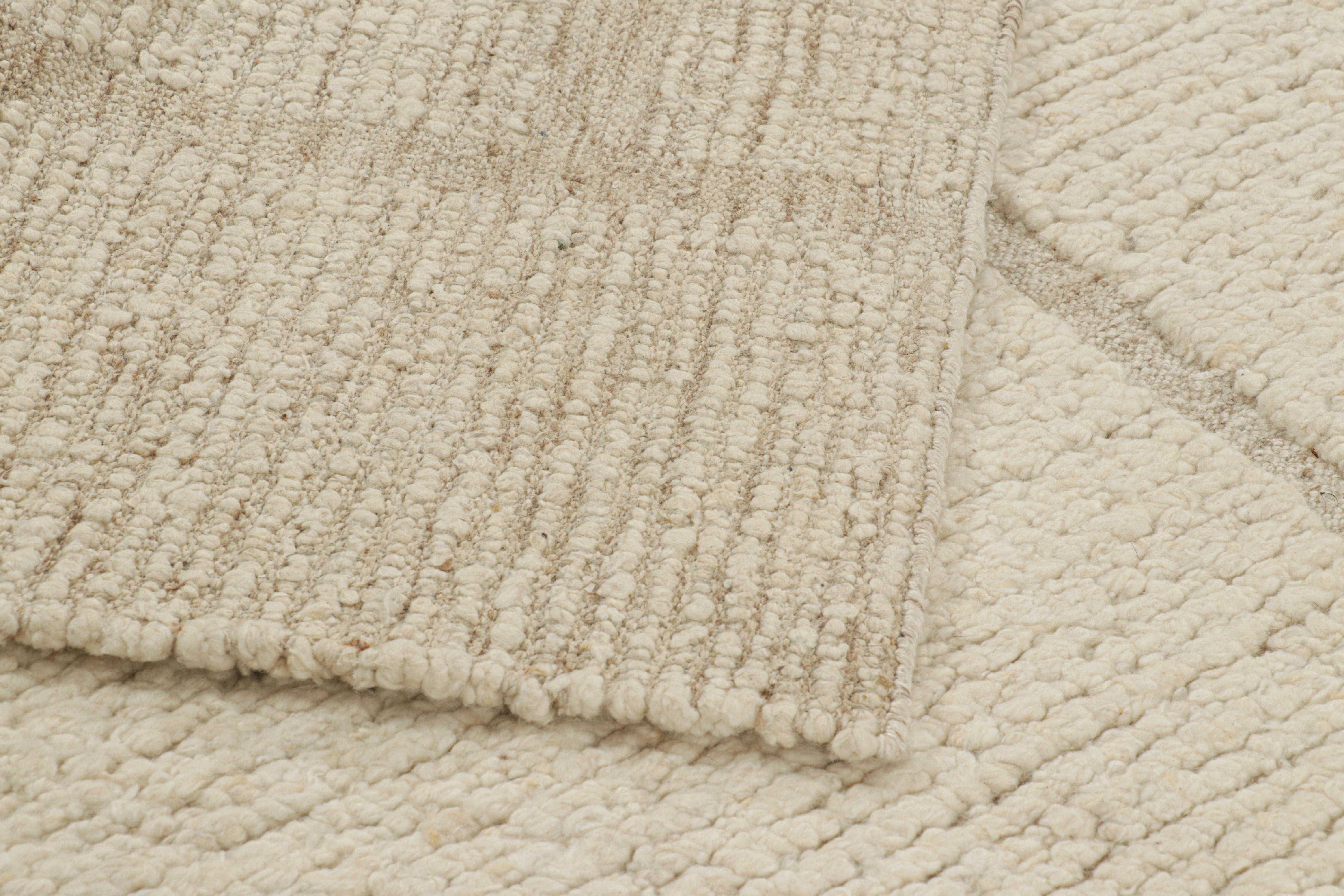 XXIe siècle et contemporain Tapis Modernity de Rug & Kilim avec motifs géométriques High-Low de couleur crème en vente