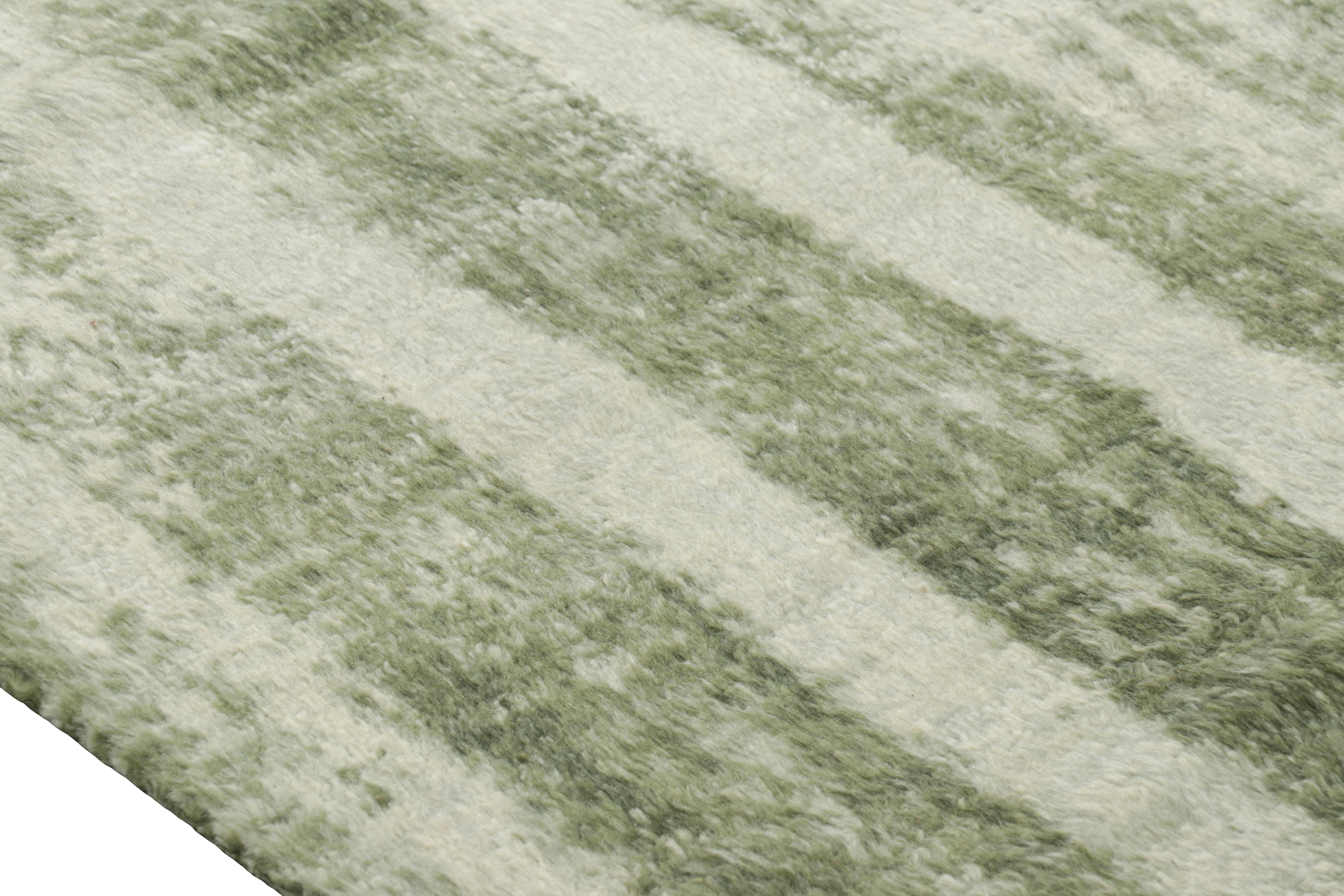 Noué à la main en laine, ce tapis 8x10 est un nouvel ajout à la collection de tapis modernes de Rug & Kilim.

Sur le Design : 


Cette pièce présente des teintes vertes luxuriantes qui soulignent des motifs rayés presque abstraits et immersifs sur