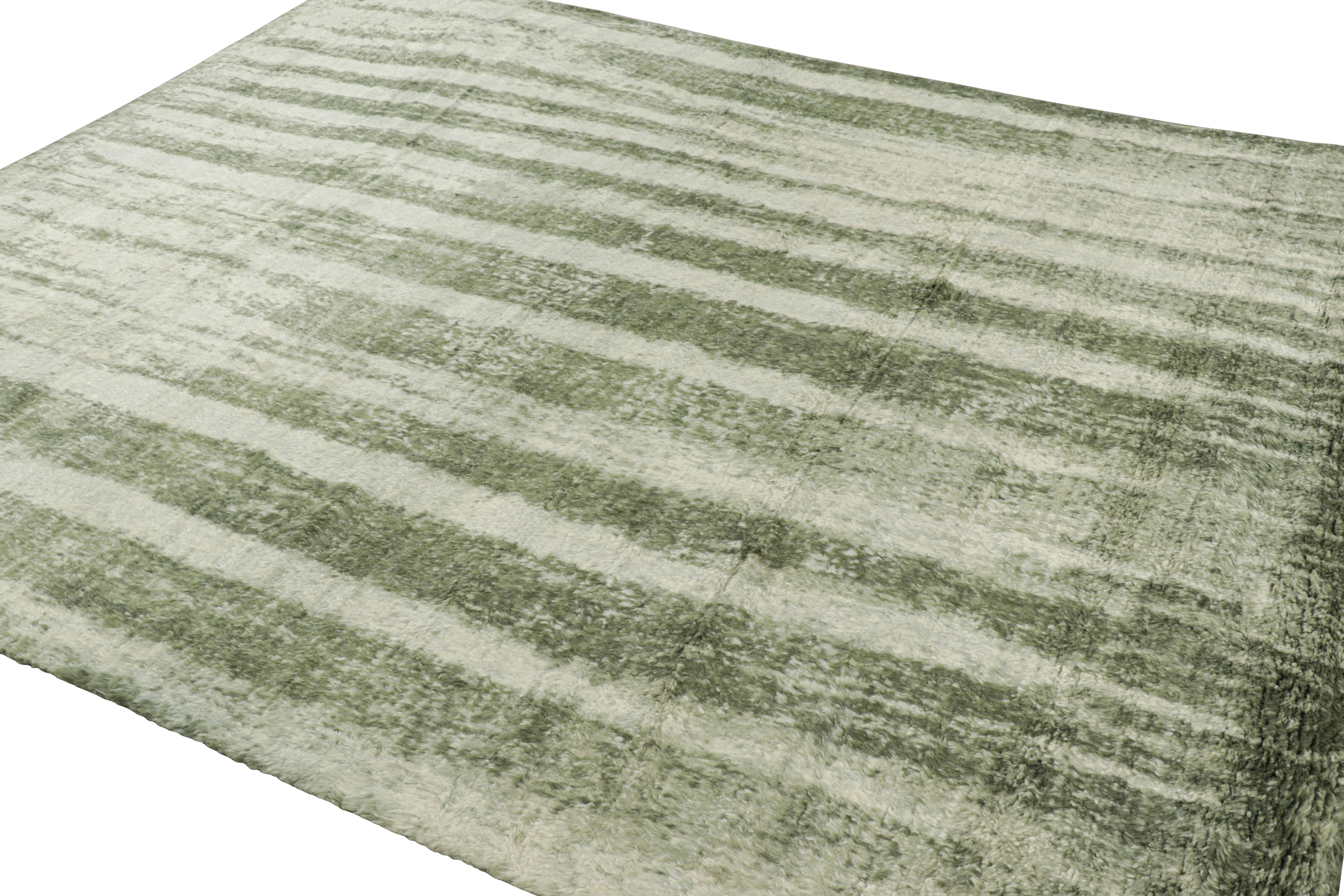 Moderne Rug & Kilim's Modern Rug with Green Abstract Patterns (tapis moderne à motifs abstraits verts) en vente