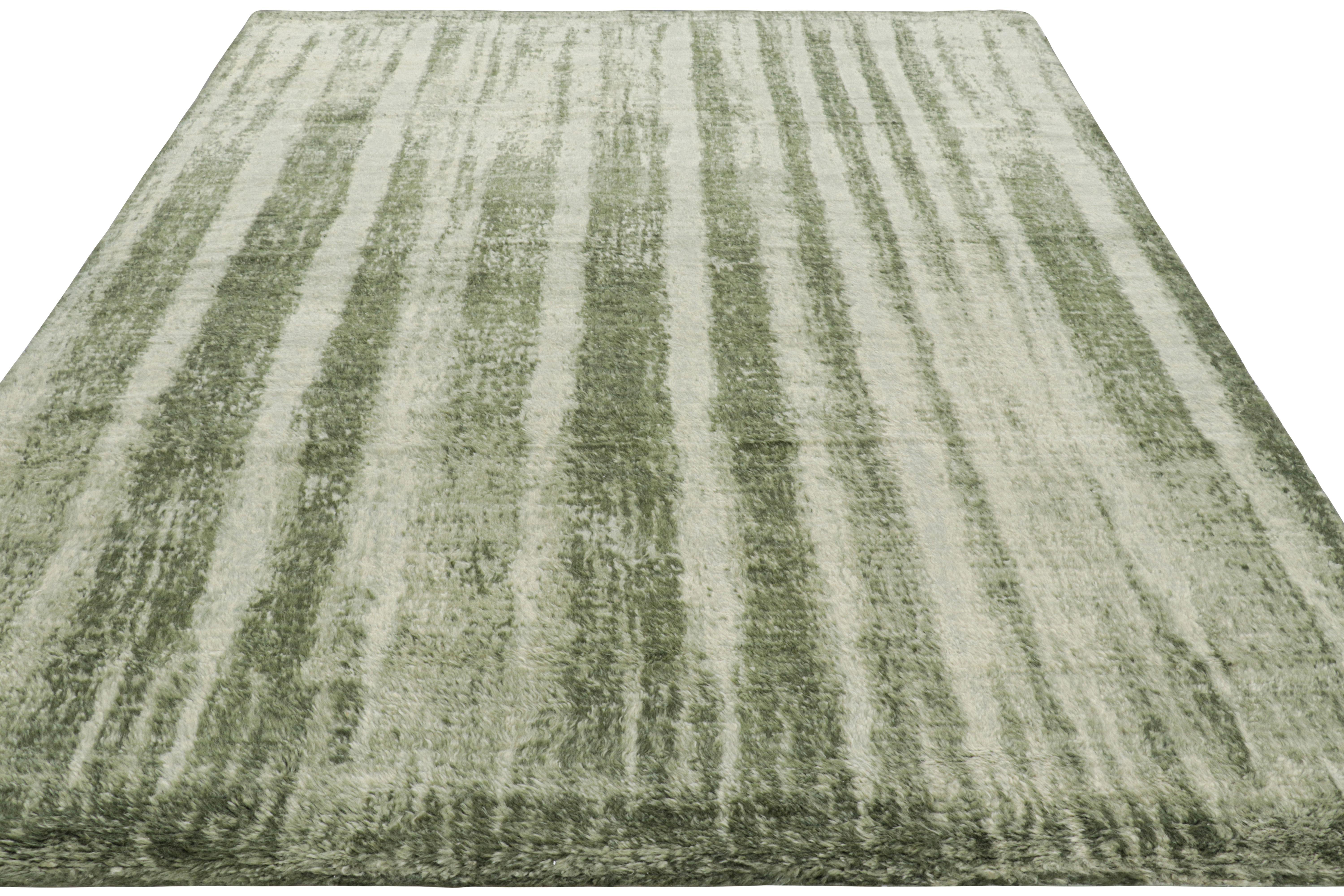 Indien Rug & Kilim's Modern Rug with Green Abstract Patterns (tapis moderne à motifs abstraits verts) en vente