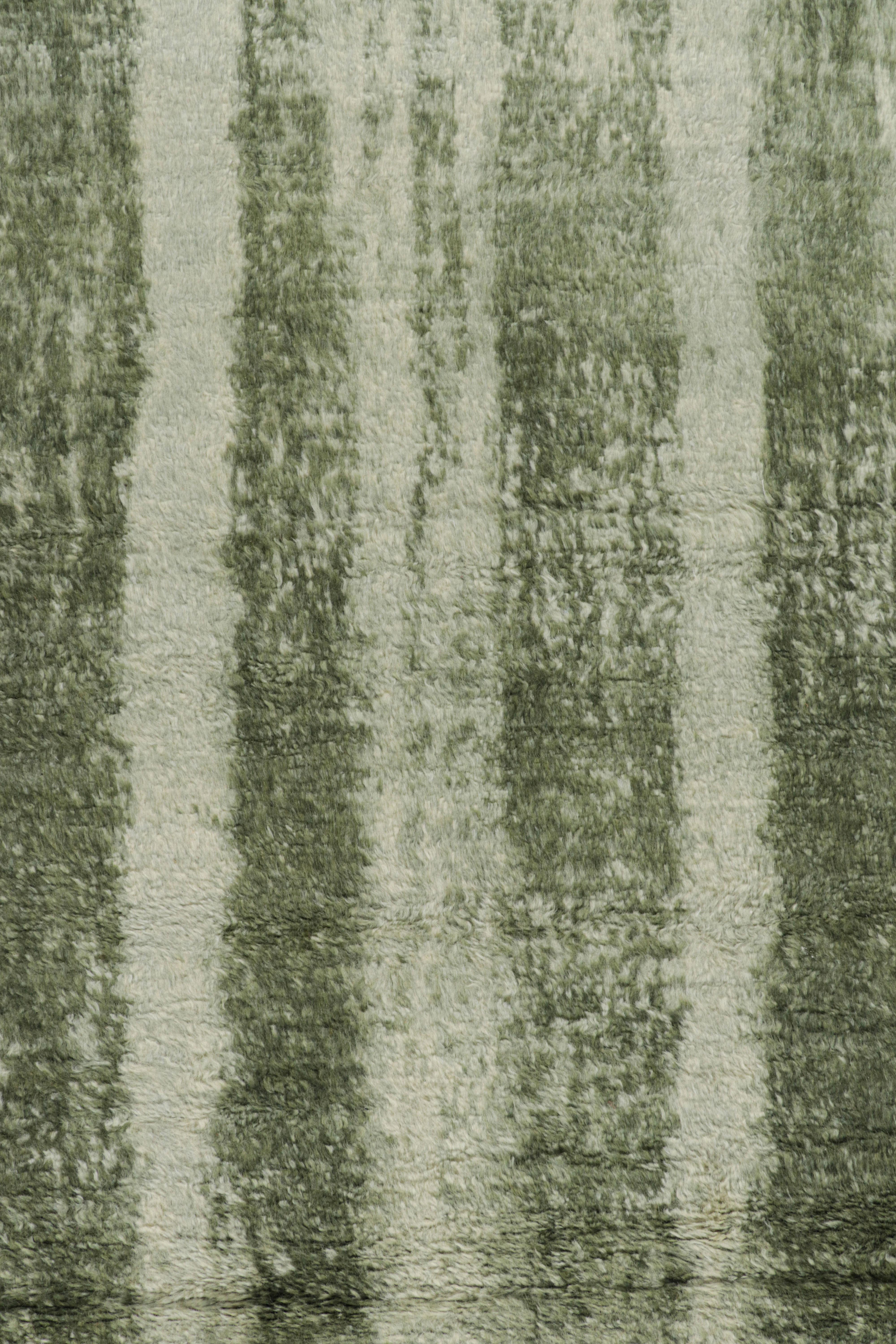 Noué à la main Rug & Kilim's Modern Rug with Green Abstract Patterns (tapis moderne à motifs abstraits verts) en vente