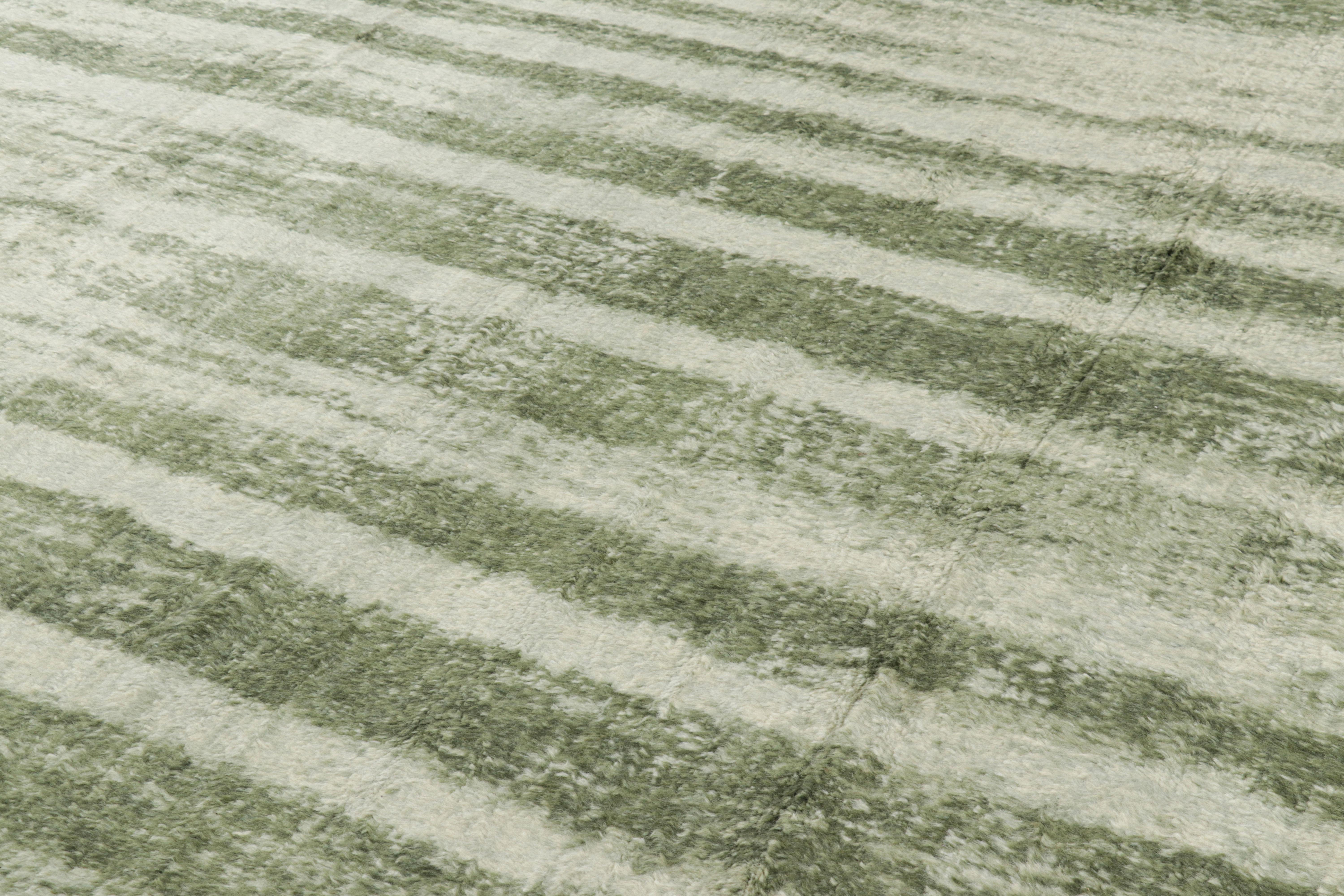 Rug & Kilim's Modern Rug with Green Abstract Patterns (tapis moderne à motifs abstraits verts) Neuf - En vente à Long Island City, NY