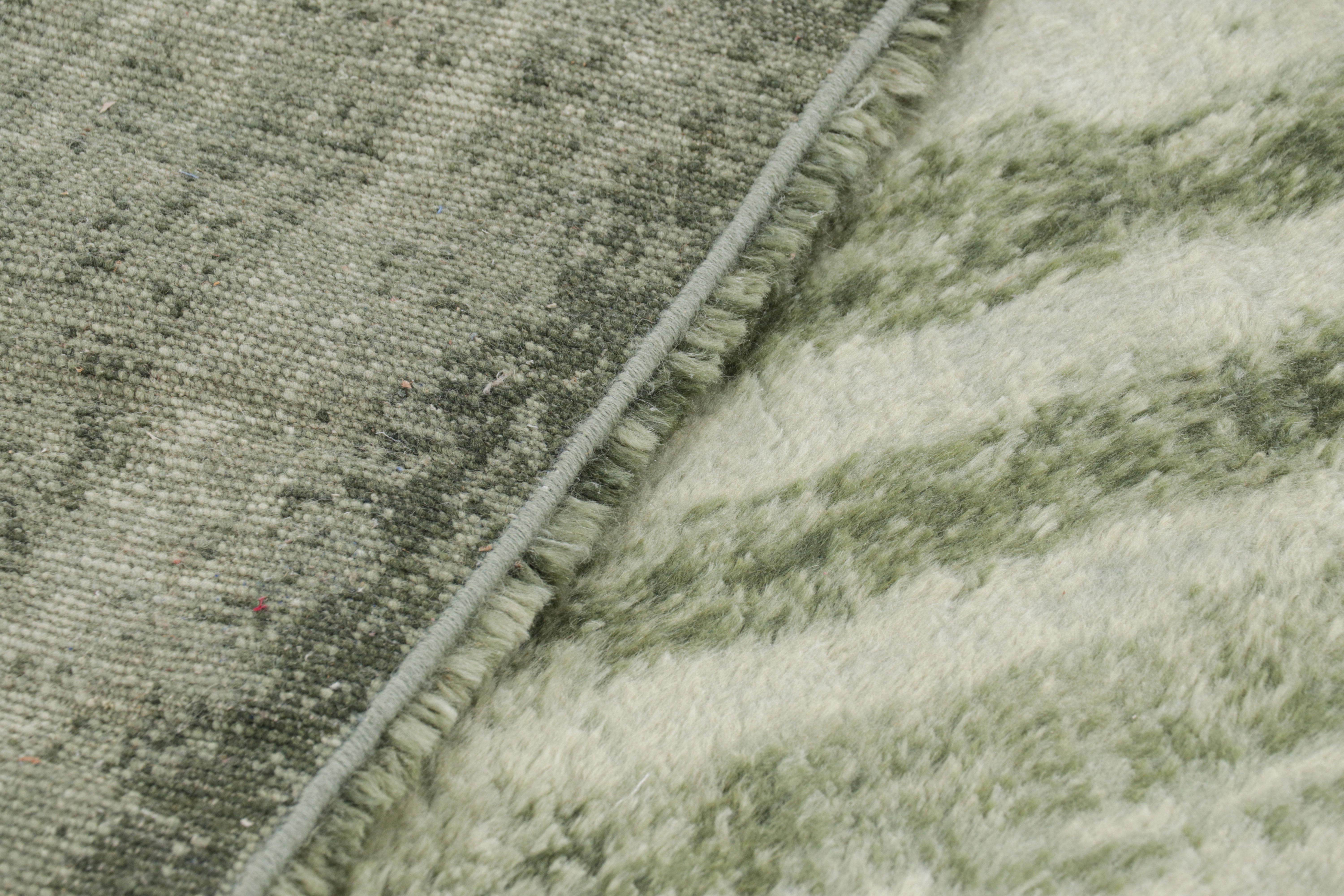 XXIe siècle et contemporain Rug & Kilim's Modern Rug with Green Abstract Patterns (tapis moderne à motifs abstraits verts) en vente