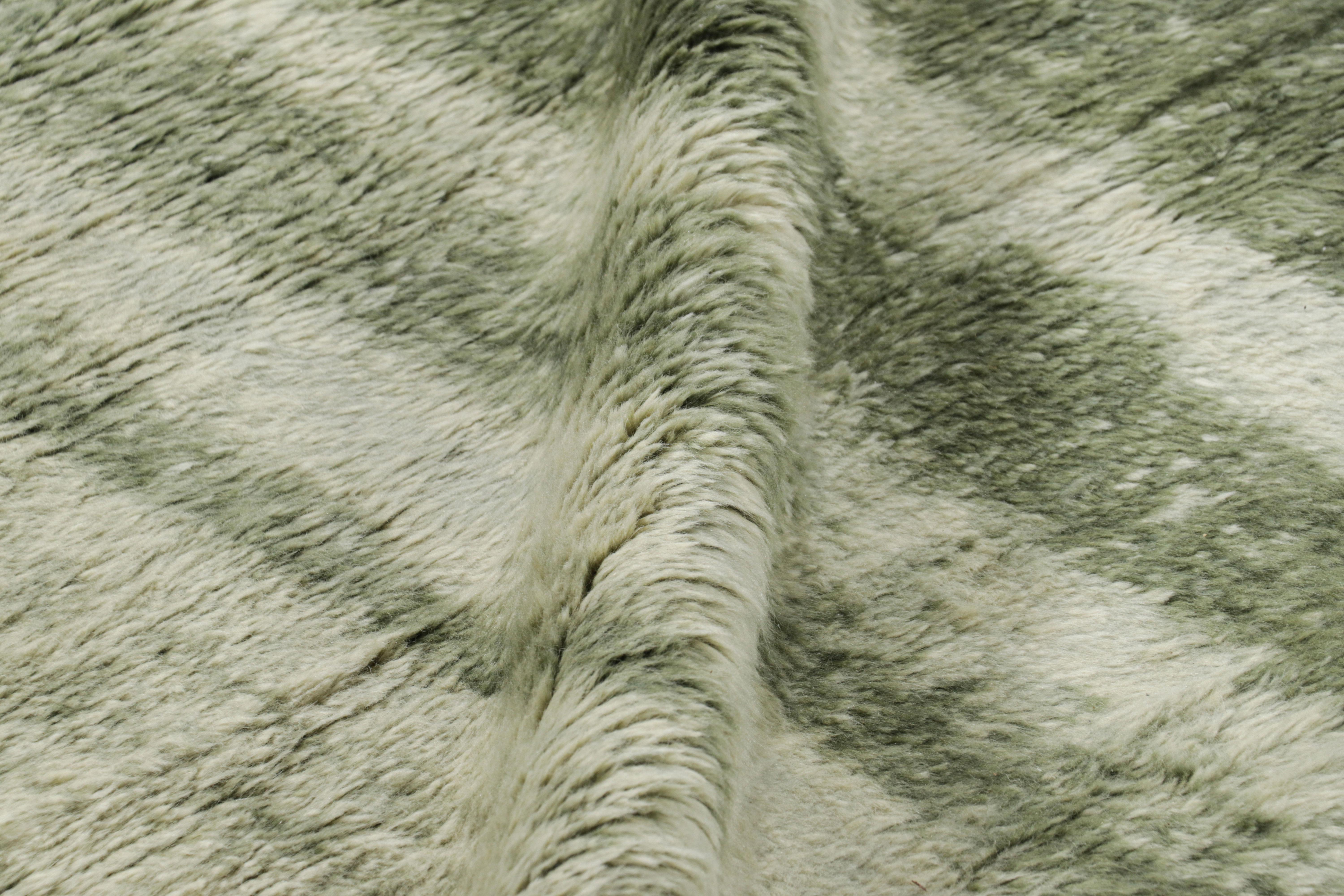 Laine Rug & Kilim's Modern Rug with Green Abstract Patterns (tapis moderne à motifs abstraits verts) en vente