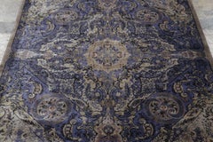 Alfombra moderna de Rug & Kilim con un medallón central ornamentado en azul real y marrón
