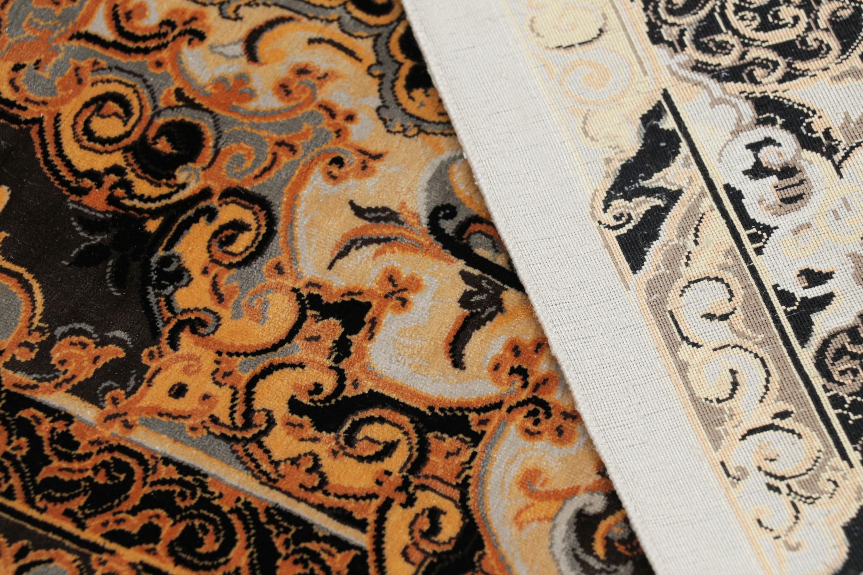Rug & Kilim's Modern Rug mit polychromem Medaillon Love Bird im Angebot 1