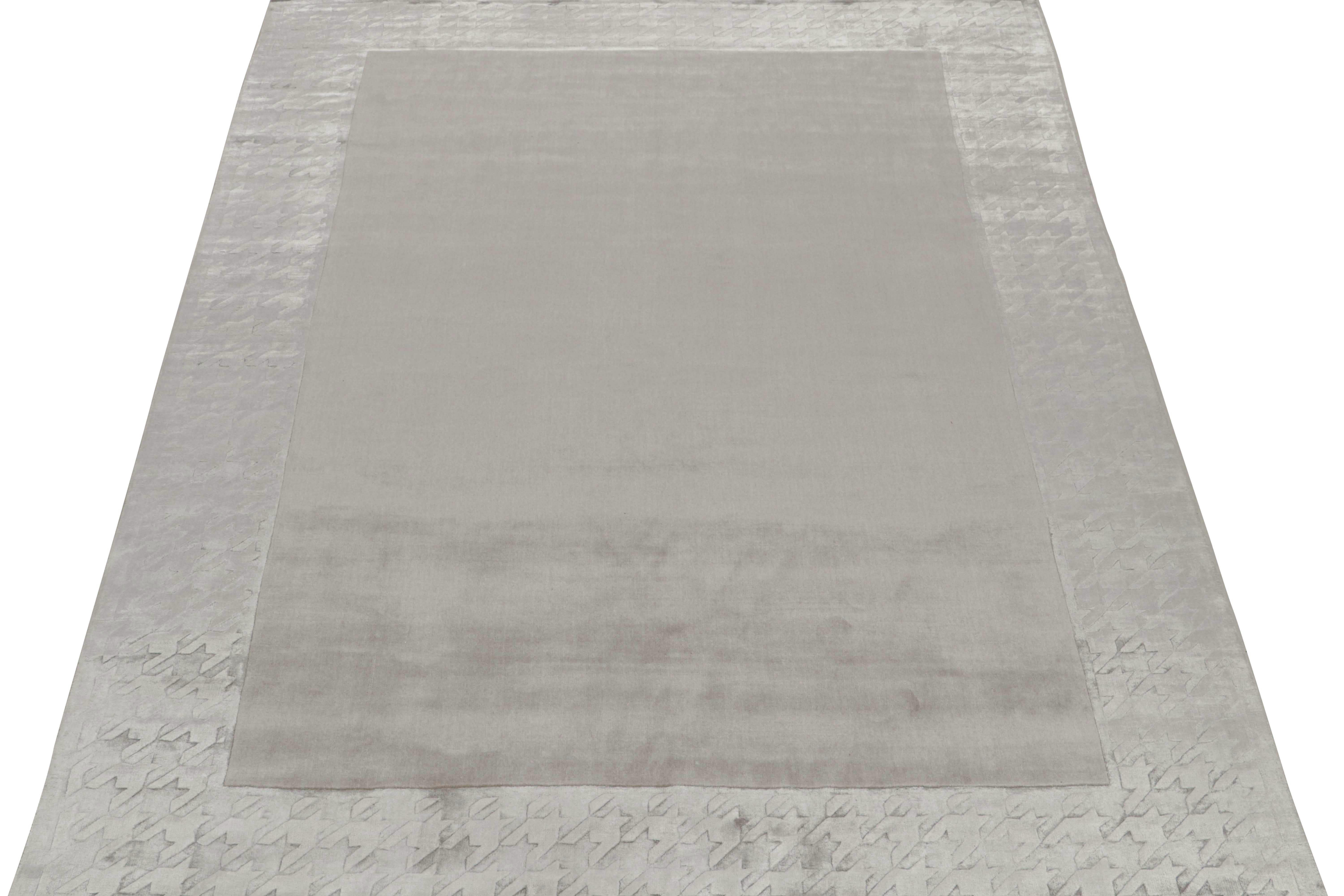 Alfombra moderna Rug & Kilim con campo abierto topo y borde gris plateado Moderno en venta
