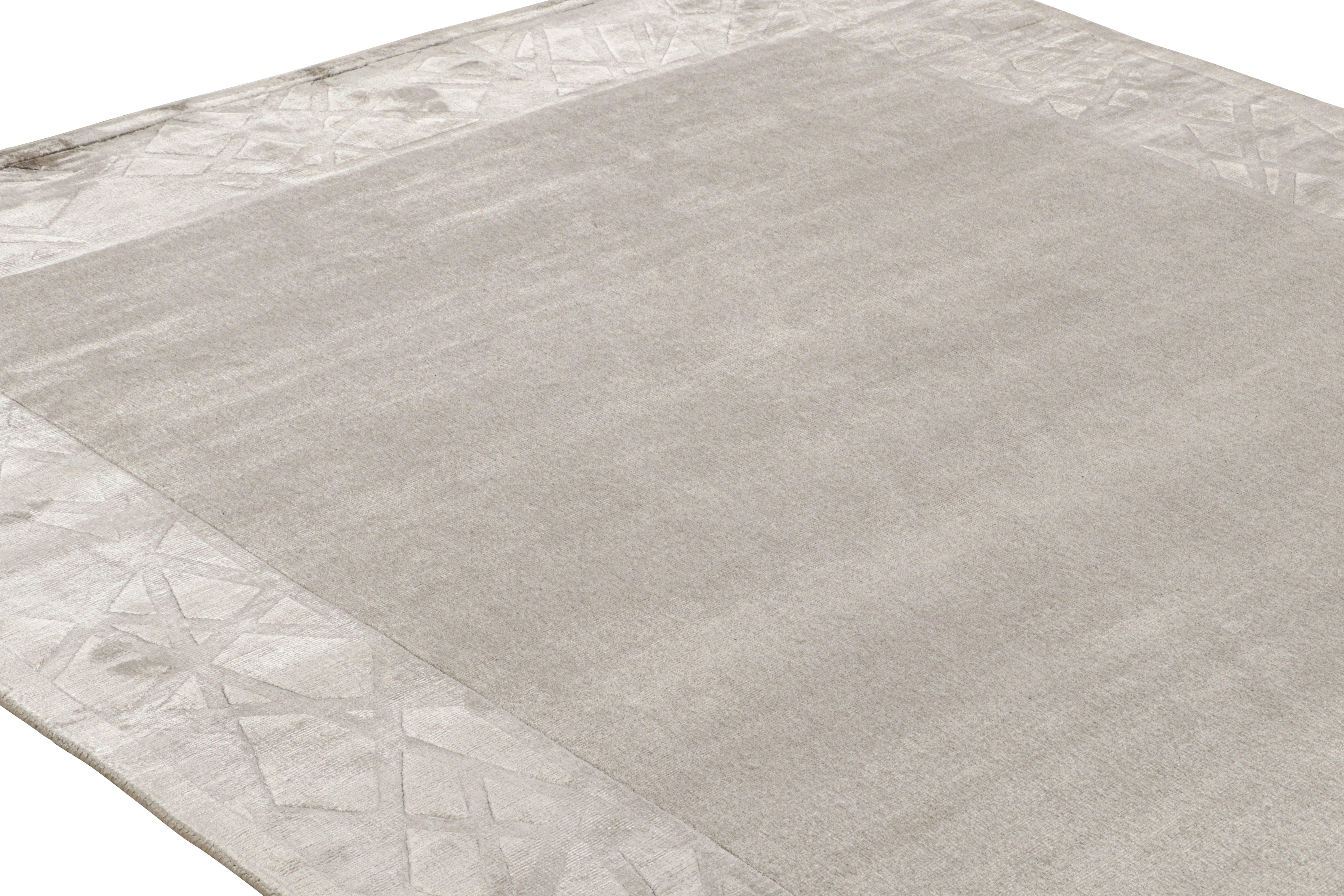 Annodato a mano Tappeto moderno Rug & Kilim con campo aperto color taupe e bordo grigio-argento in vendita
