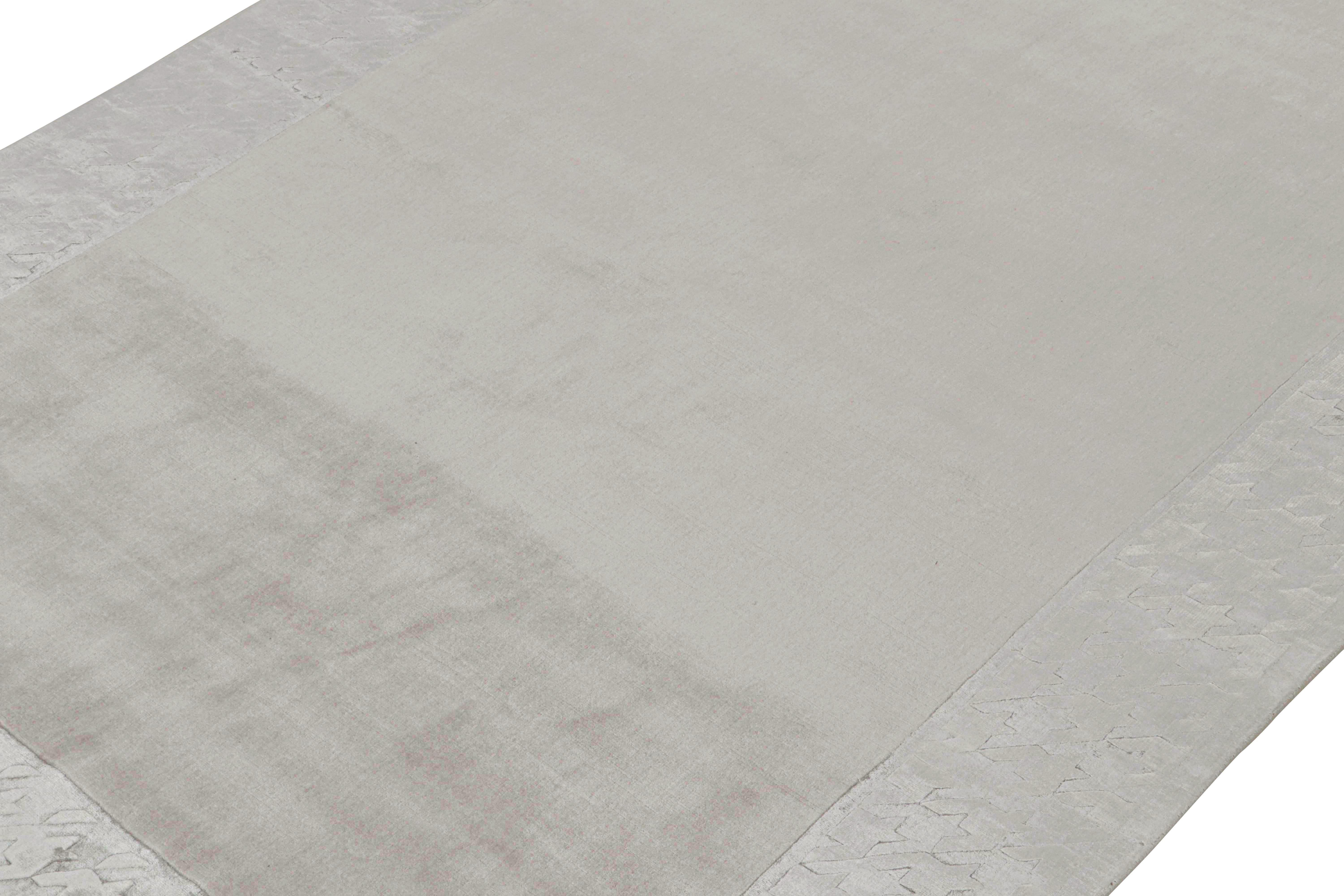 Alfombra moderna Rug & Kilim con campo abierto topo y borde gris plateado Anudado a mano en venta