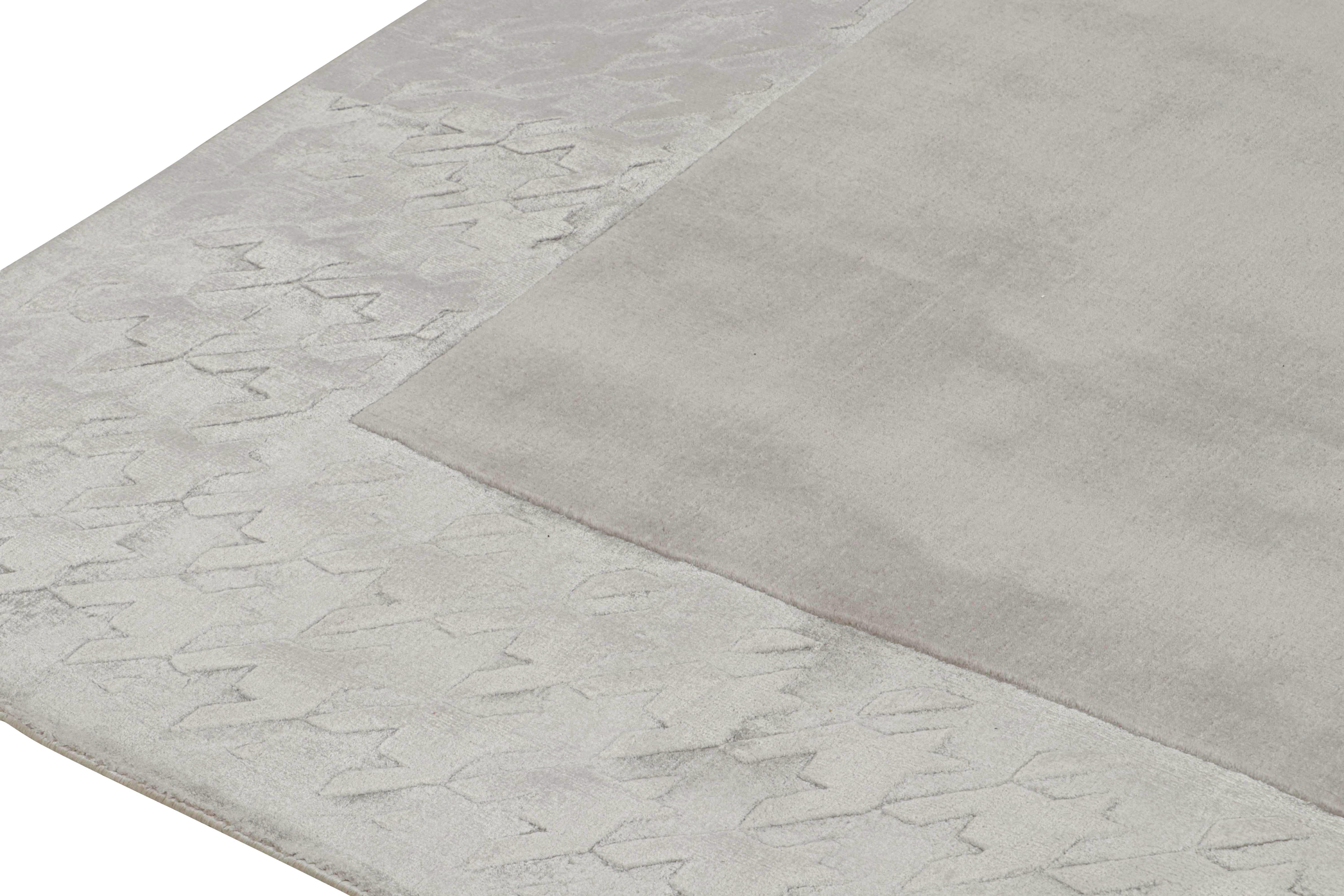 Alfombra moderna Rug & Kilim con campo abierto topo y borde gris plateado en Nuevo estado para la venta en Long Island City, NY