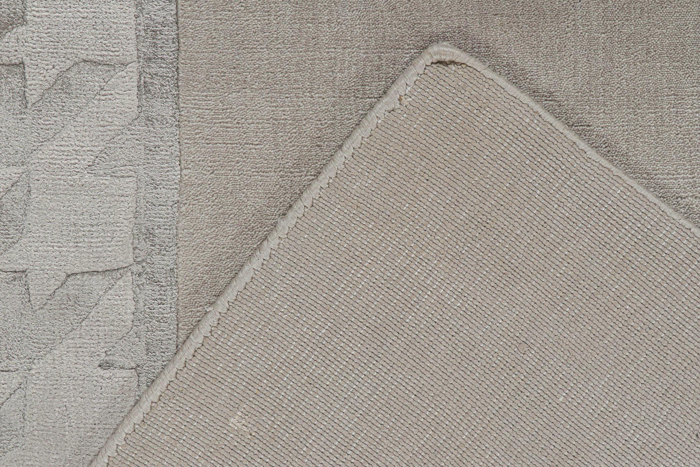 Alfombra moderna Rug & Kilim con campo abierto topo y borde gris plateado Siglo XXI y contemporáneo en venta
