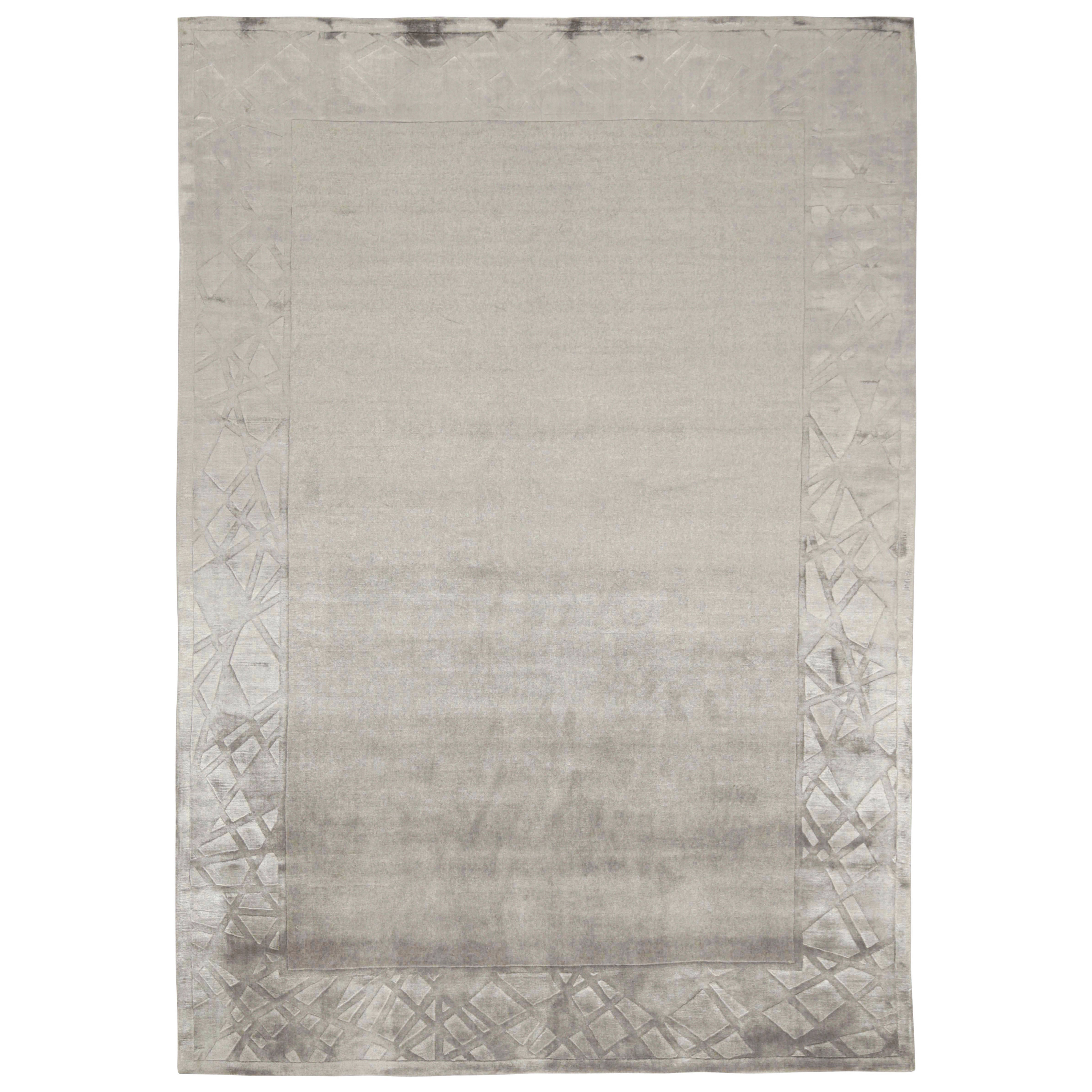 Tappeto moderno Rug & Kilim con campo aperto color taupe e bordo grigio-argento