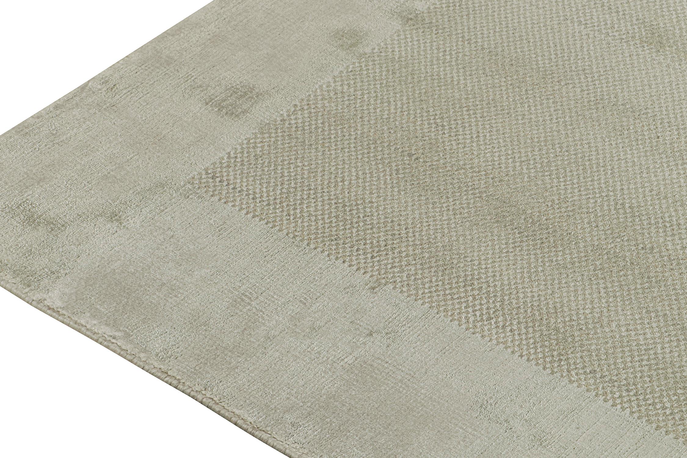 Alfombra moderna Rug & Kilim con campo abierto topo y borde gris plateado Anudado a mano en venta
