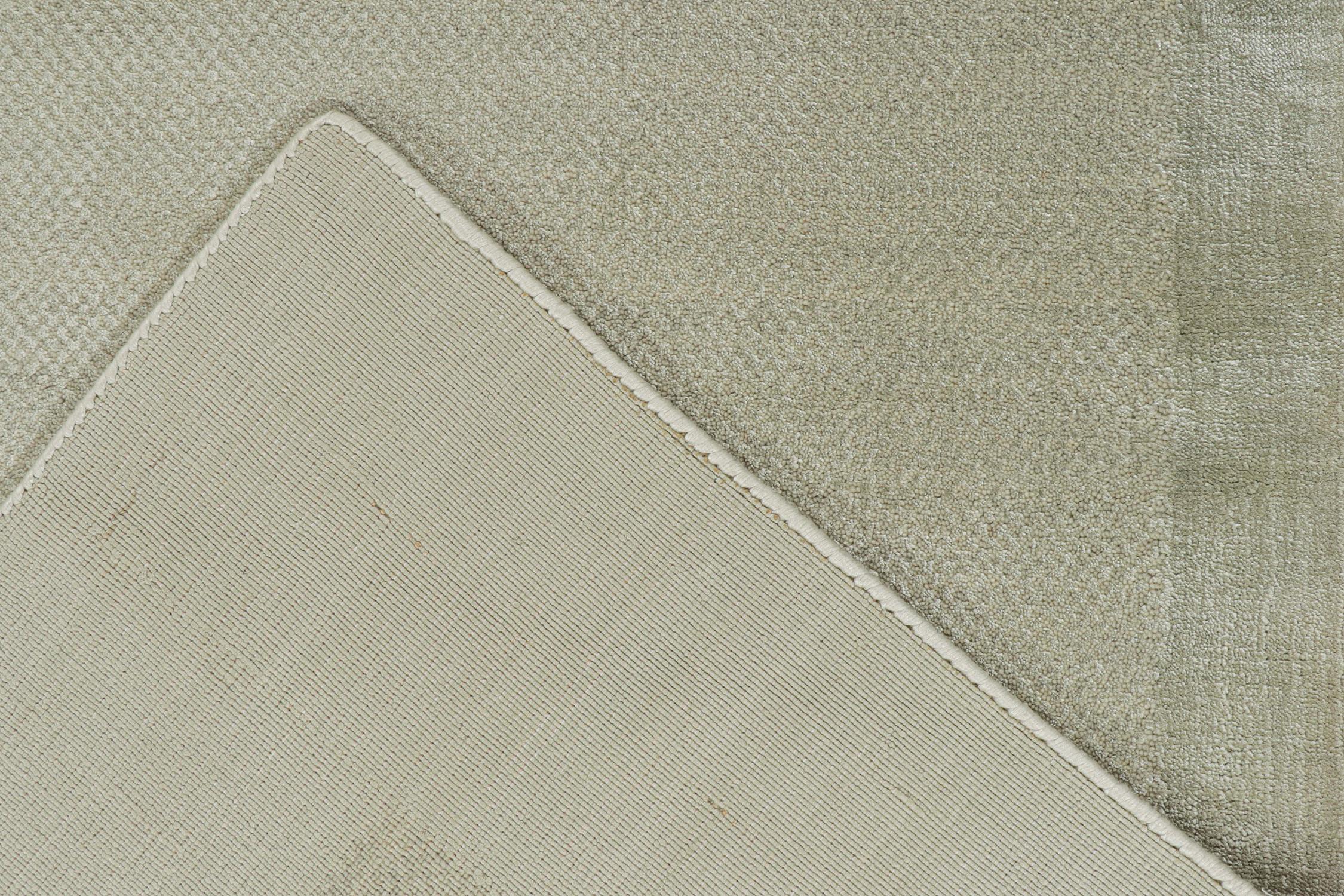Alfombra moderna Rug & Kilim con campo abierto topo y borde gris plateado en Nuevo estado para la venta en Long Island City, NY