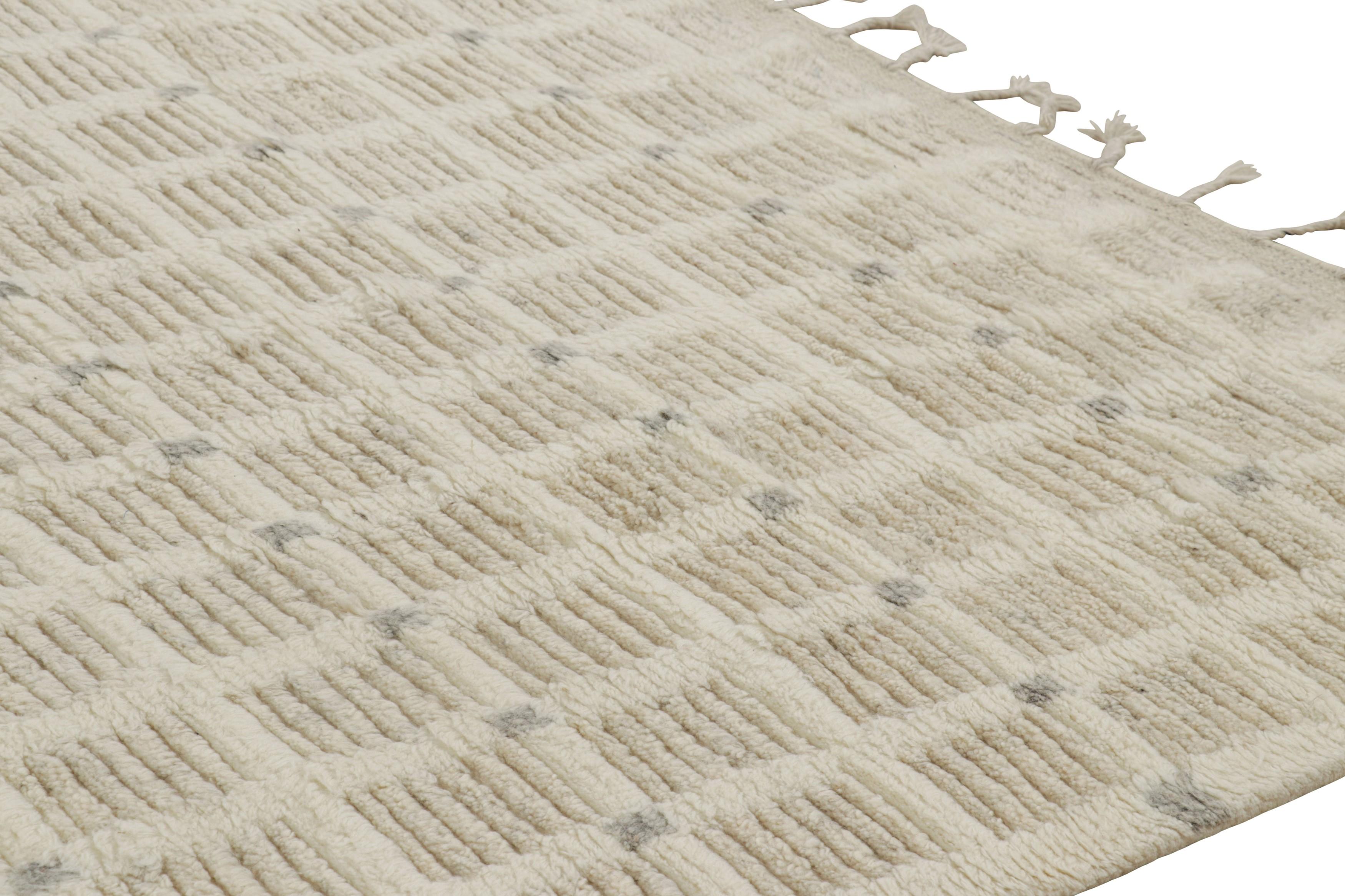 Rug & Kilim's Modern Rug mit weißem, cremefarbenem Raster und geometrischen Mustern (Moderne) im Angebot