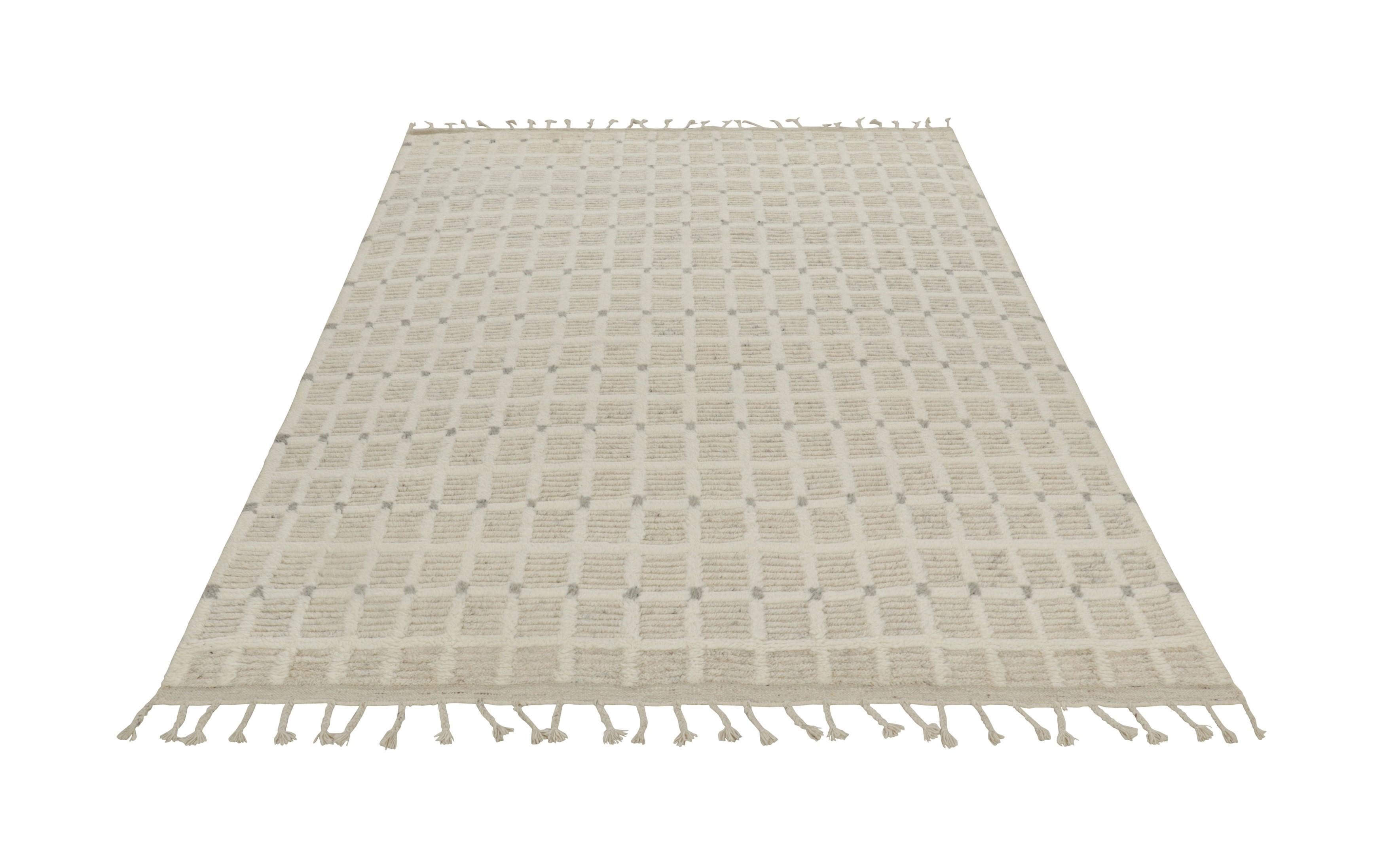 Rug & Kilim's Modern Rug mit weißem, cremefarbenem Raster und geometrischen Mustern (Indisch) im Angebot