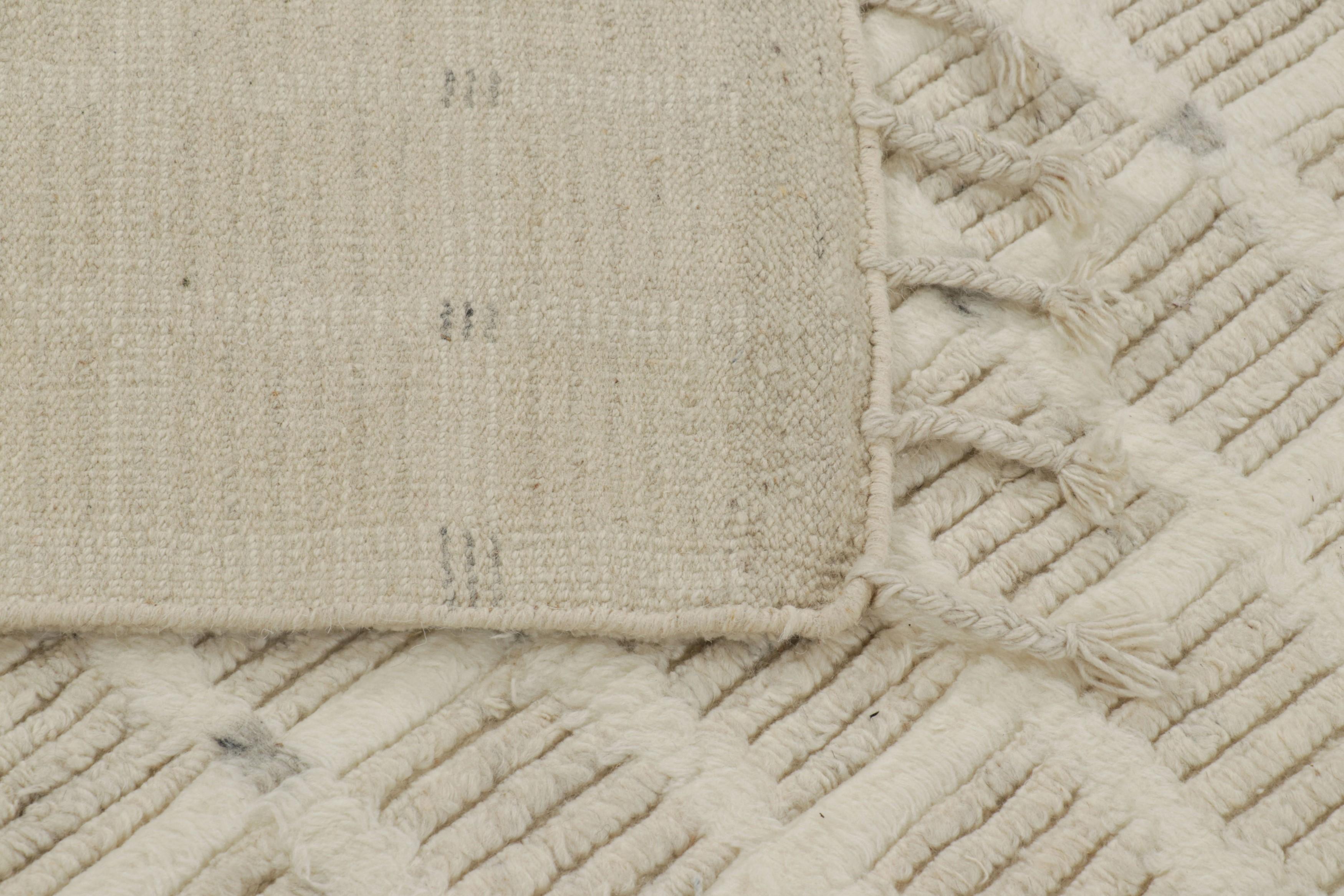 Rug & Kilim's Modern Rug mit weißem, cremefarbenem Raster und geometrischen Mustern im Zustand „Neu“ im Angebot in Long Island City, NY