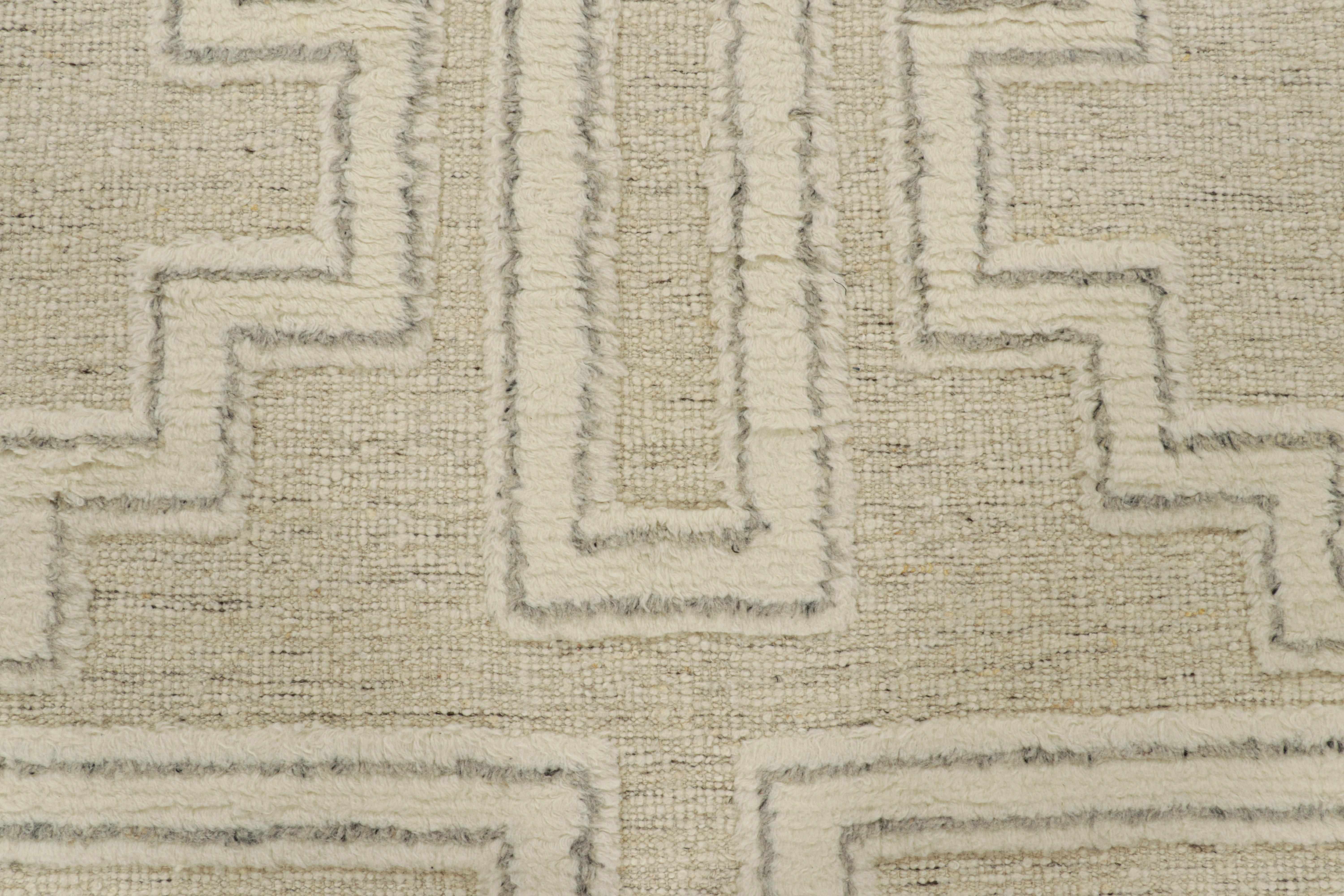 Dieses handgeknüpfte, 8 x 10 cm große, moderne und strukturierte Werk aus Indien zeichnet sich durch Farb- und Florhöhenvariationen aus, die den geometrischen Mustern in cremefarbenen Off-White-Tönen ein fabelhaftes Gefühl von Dimension verleihen.