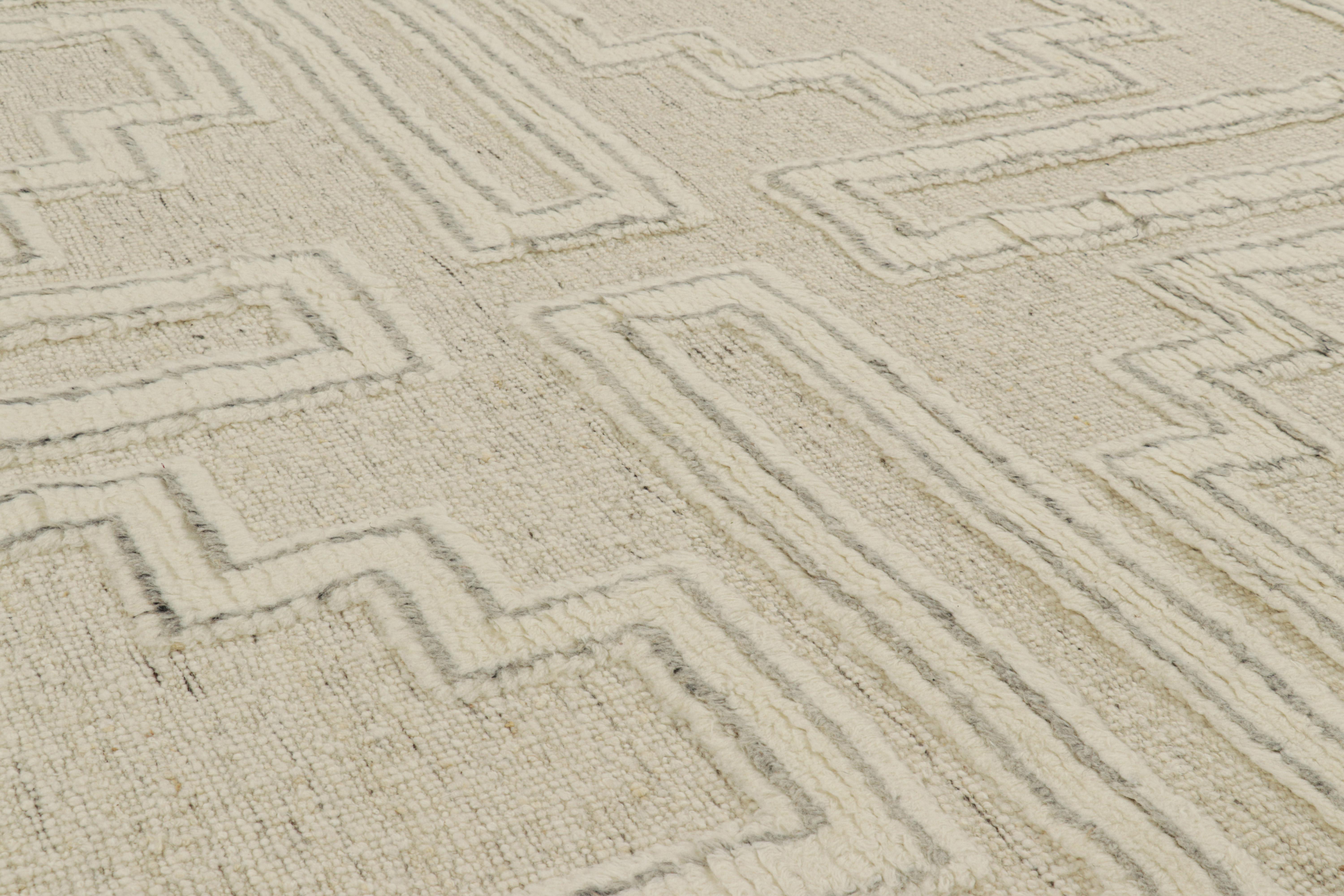 Moderne Rug & Kilim's Modern Rug with White High-Low Geometric Patterns (Tapis moderne avec motifs géométriques blancs) en vente