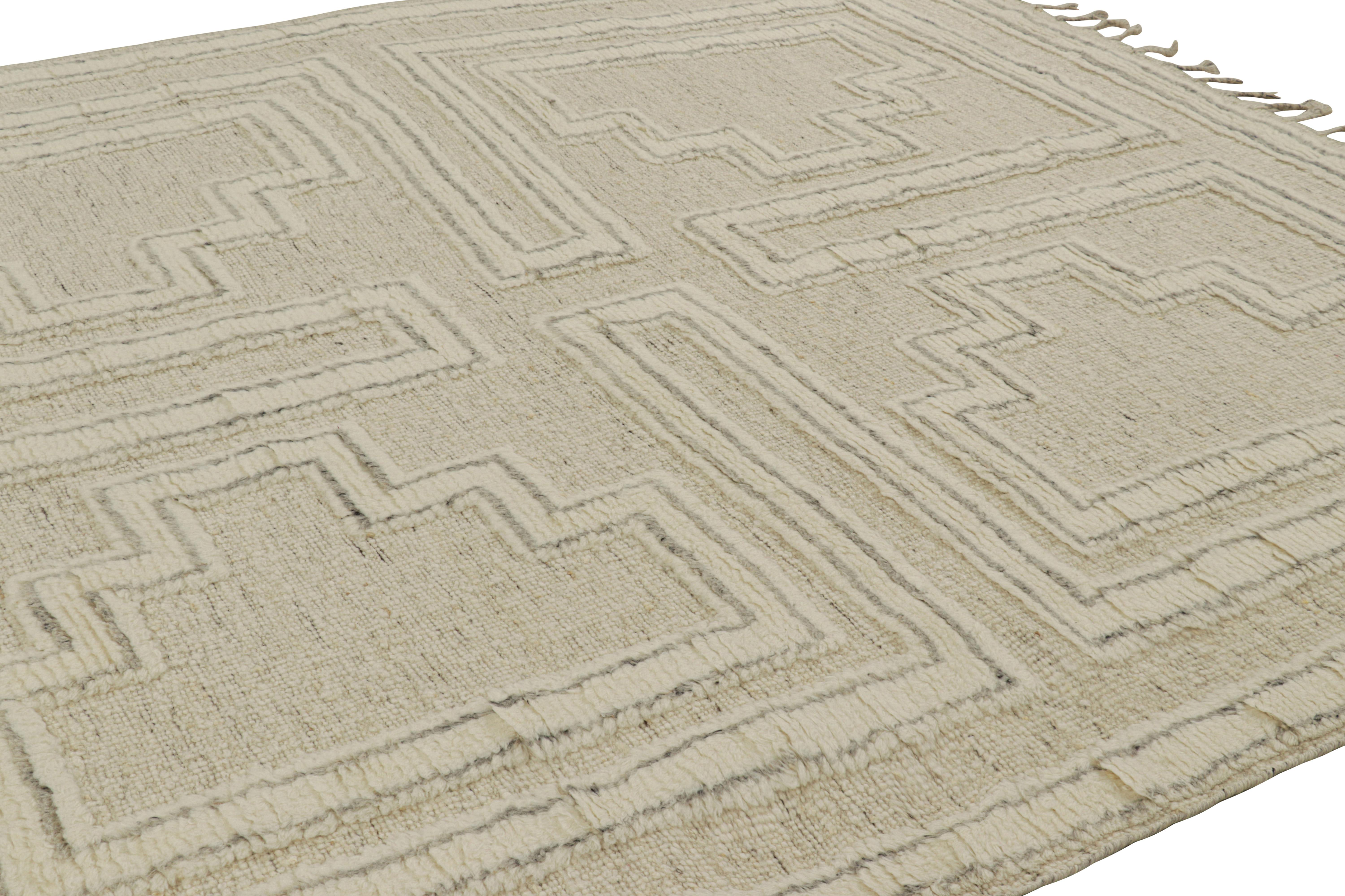 Rug & Kilim's Modern Rug mit weißen geometrischen Hoch-Tief-Mustern (Indisch) im Angebot