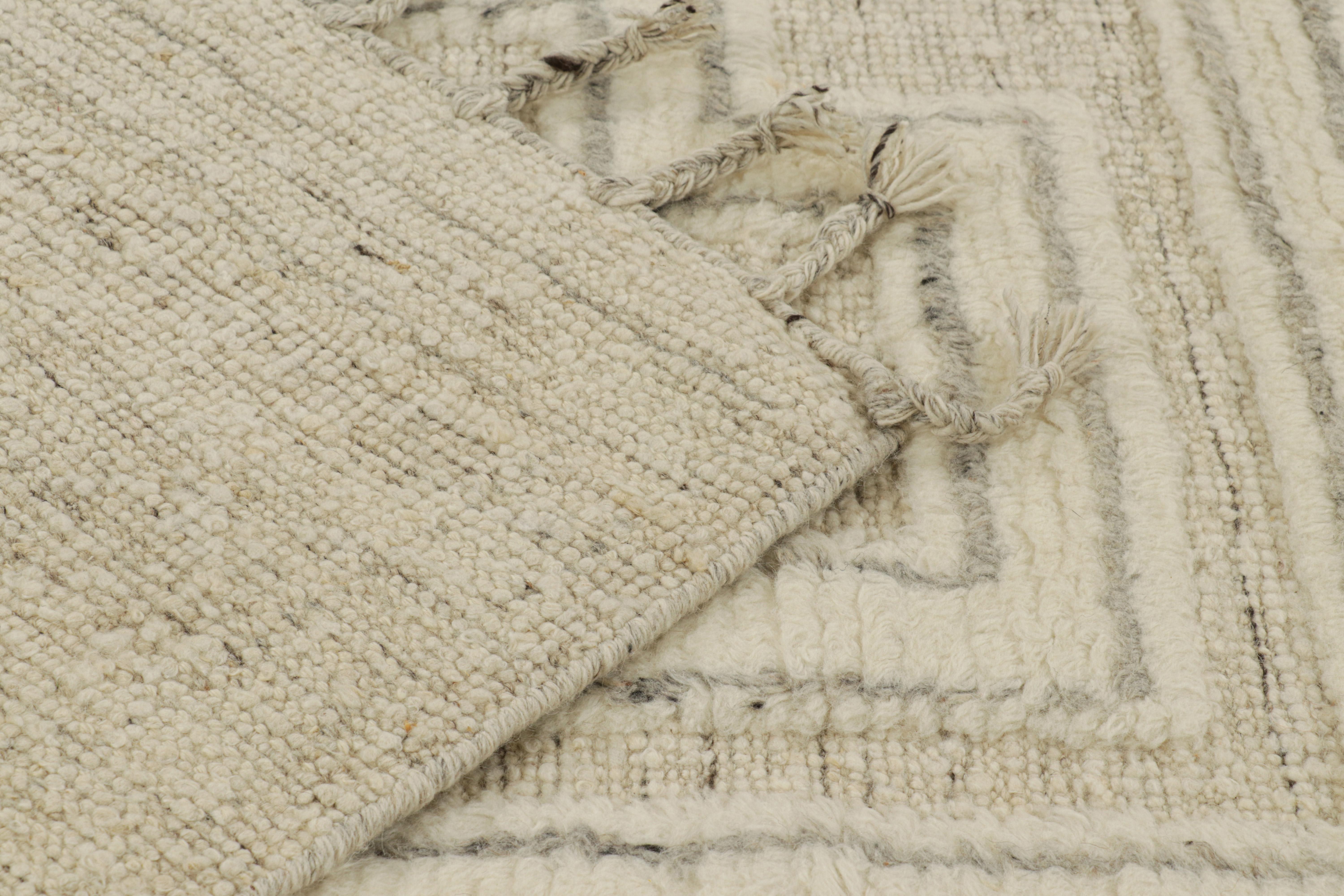 XXIe siècle et contemporain Rug & Kilim's Modern Rug with White High-Low Geometric Patterns (Tapis moderne avec motifs géométriques blancs) en vente