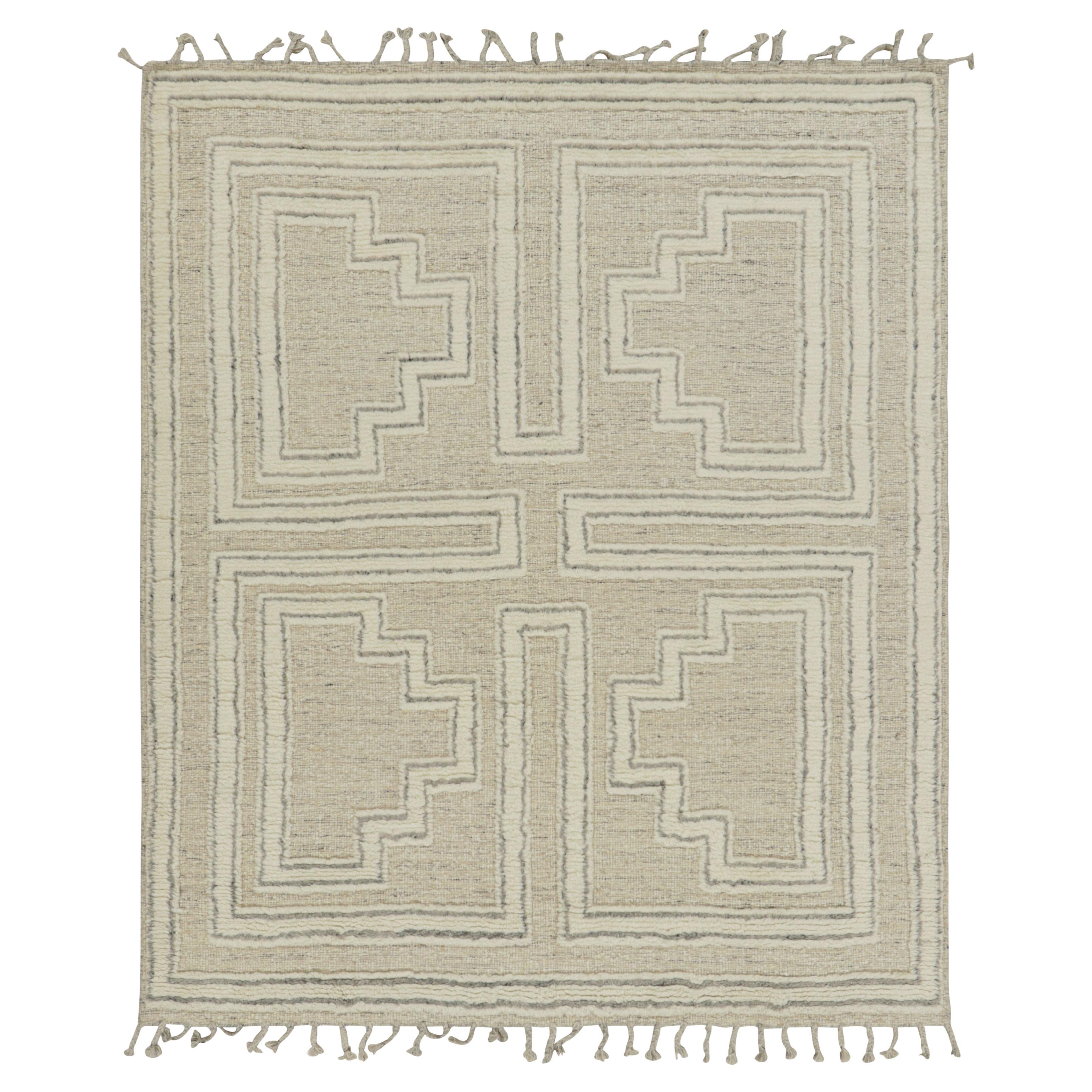 Rug & Kilim's Modern Rug mit weißen geometrischen Hoch-Tief-Mustern im Angebot