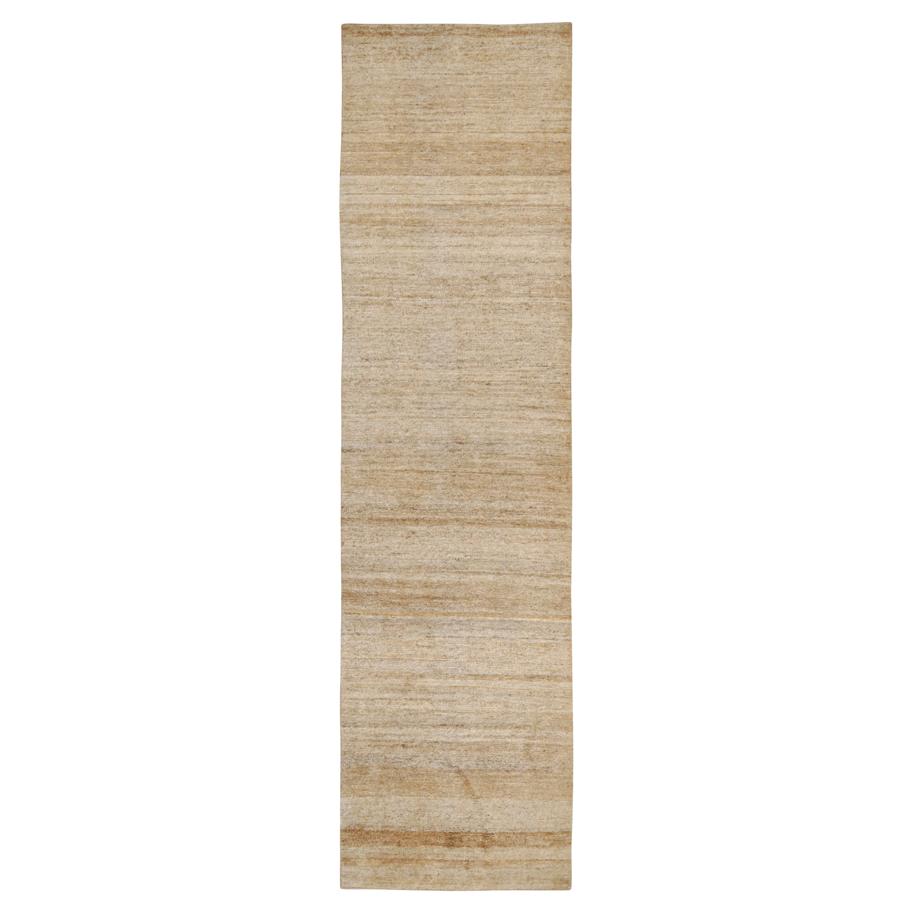 Annodato a mano in lana e canapa, questo runner 3x10 è una novità della collezione Texture of Color di Rug & Kilim.

Sul design: 

Questa collezione offre una rivisitazione inventiva dei tappeti a tinta unita e una rivisitazione senza schemi in