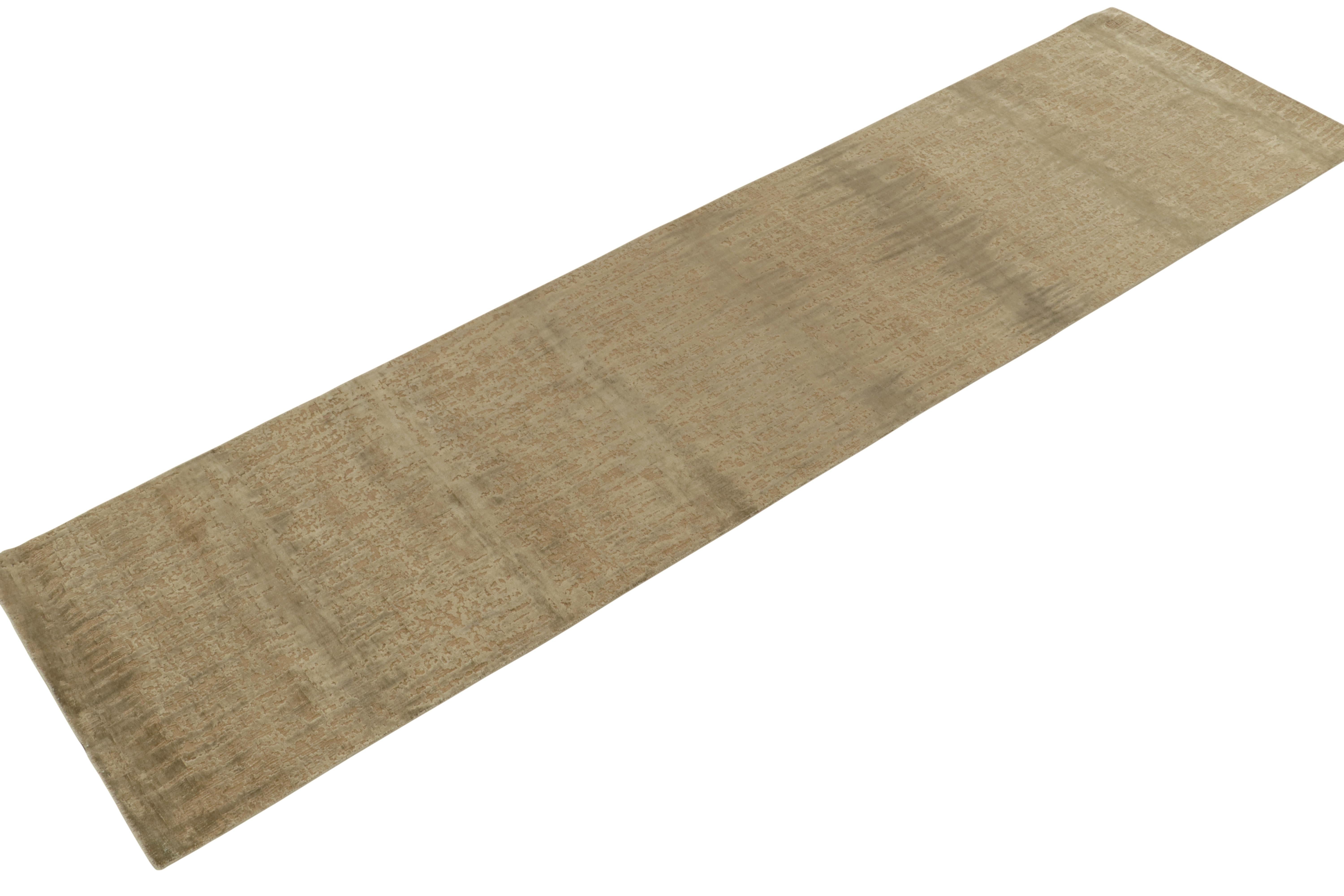 Issu des sélections New & Modern de Rug & Kilim, un chemin de table 3x12 dont la texture subversive s'inspire de l'esthétique abstraite. Le tapis contemporain bénéficie d'une tactilité haut-bas, subtilement entrelacée avec le motif pour compléter