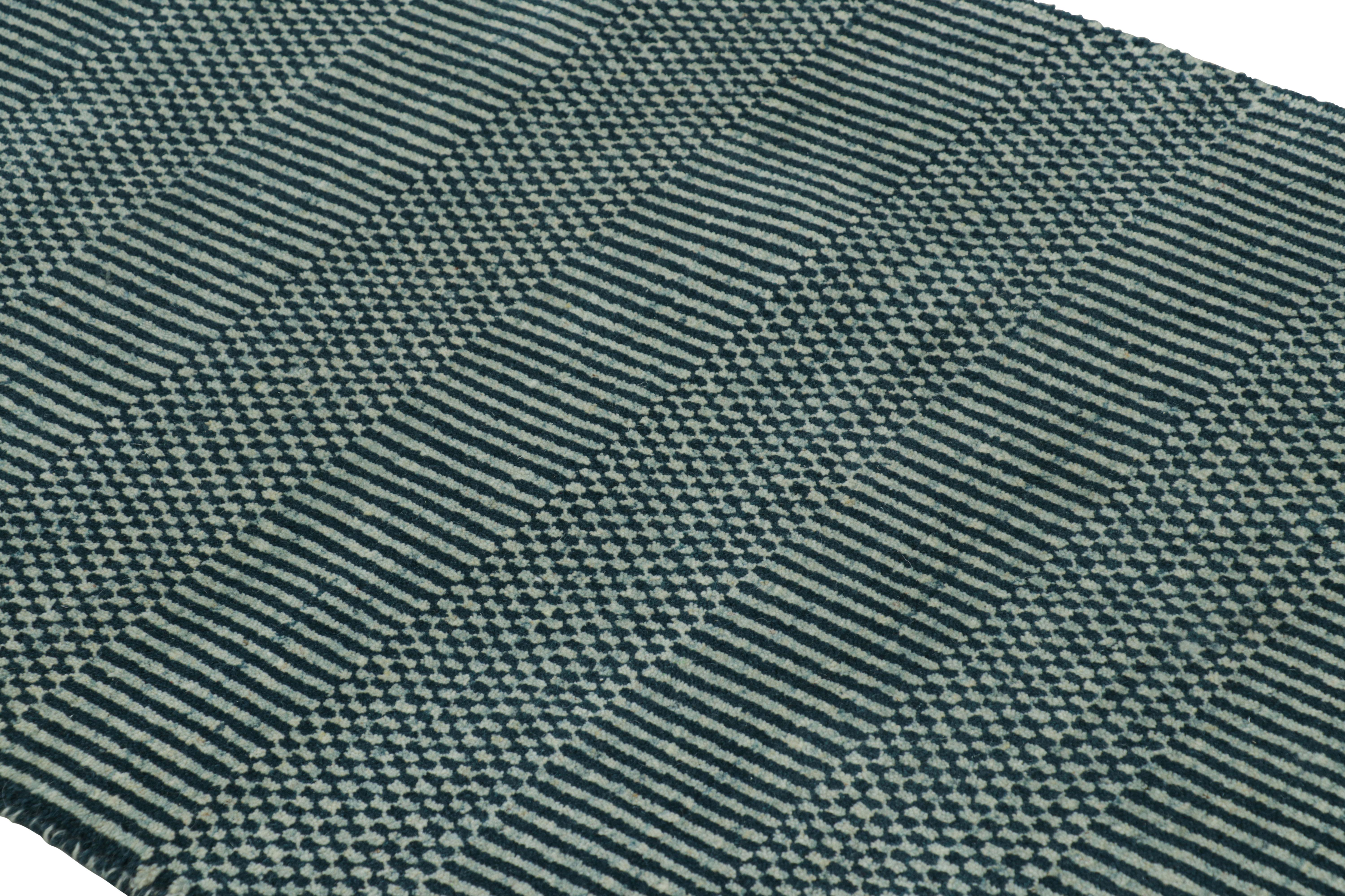 Moderno Runner moderno di Rug & Kilim in blu e crema con strisce e motivi geometrici in vendita